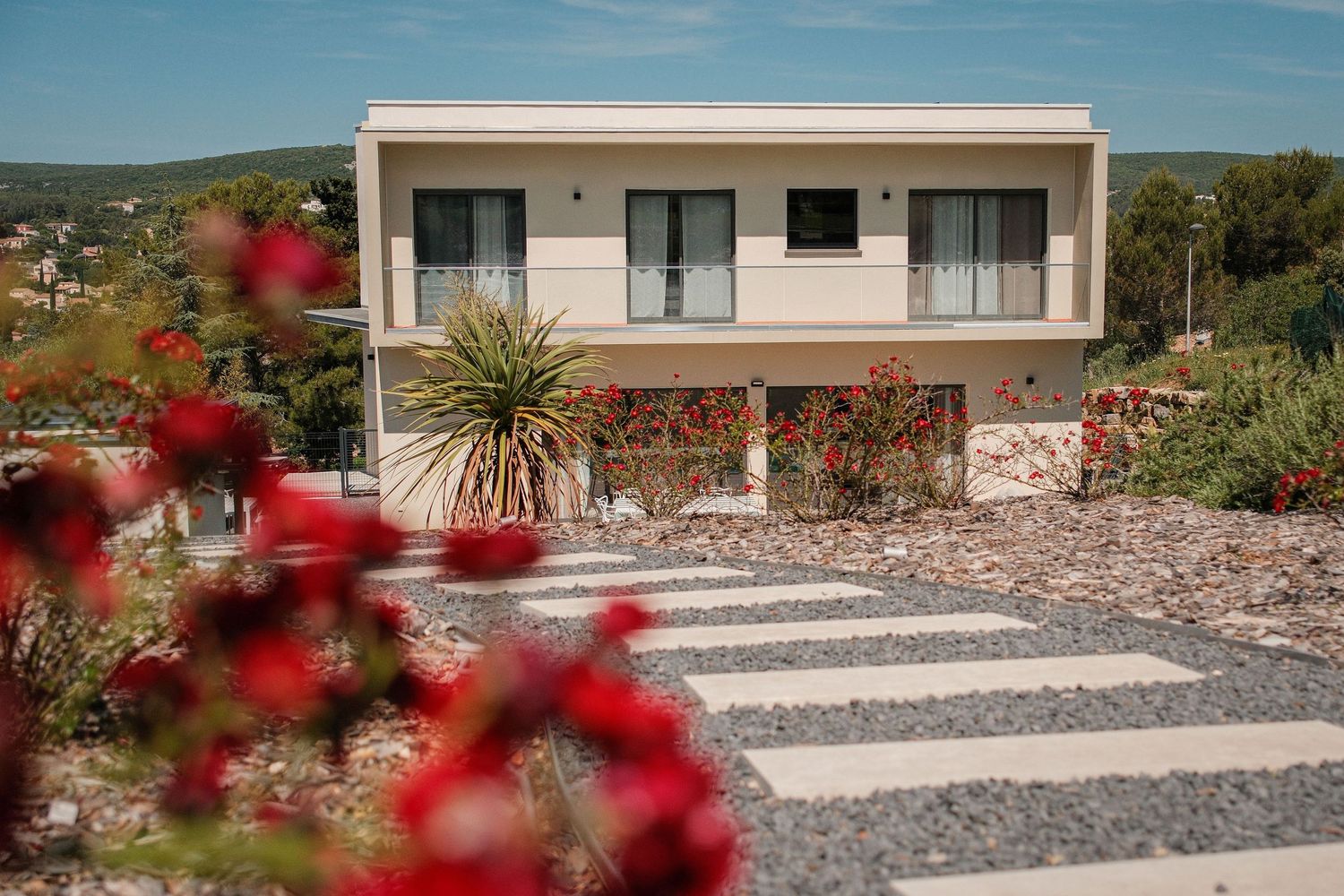 Piscine villa à Saint-Gély-du-Fesc — Pool house et architecture moderne fleur rouge amour
