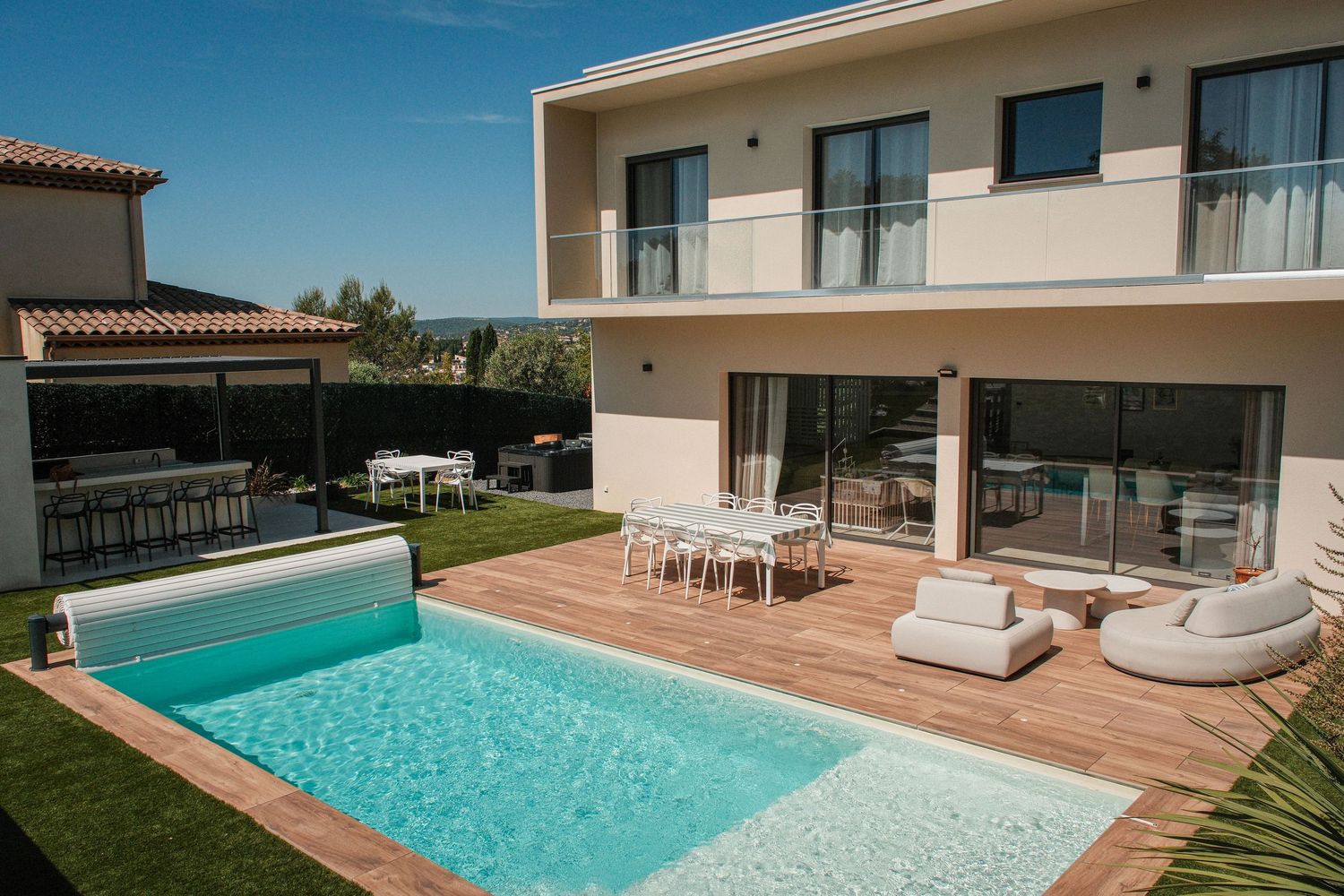 Piscine villa à Saint-Gély-du-Fesc — Pool house et architecture moderne