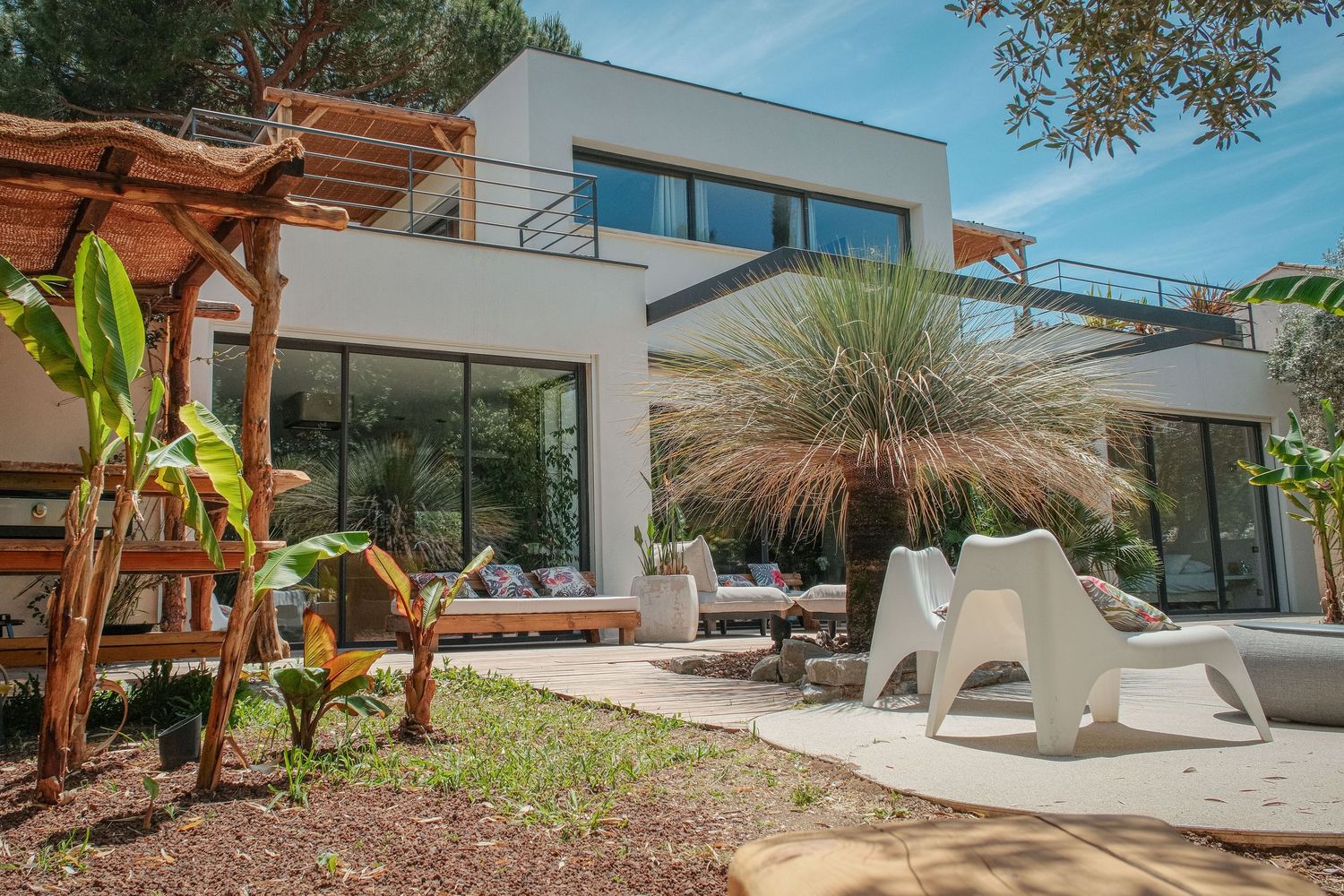 Villa Lattes, ambiance bali surf et végétal. Art de vivre sud de la france, montpellier pool house en bois
