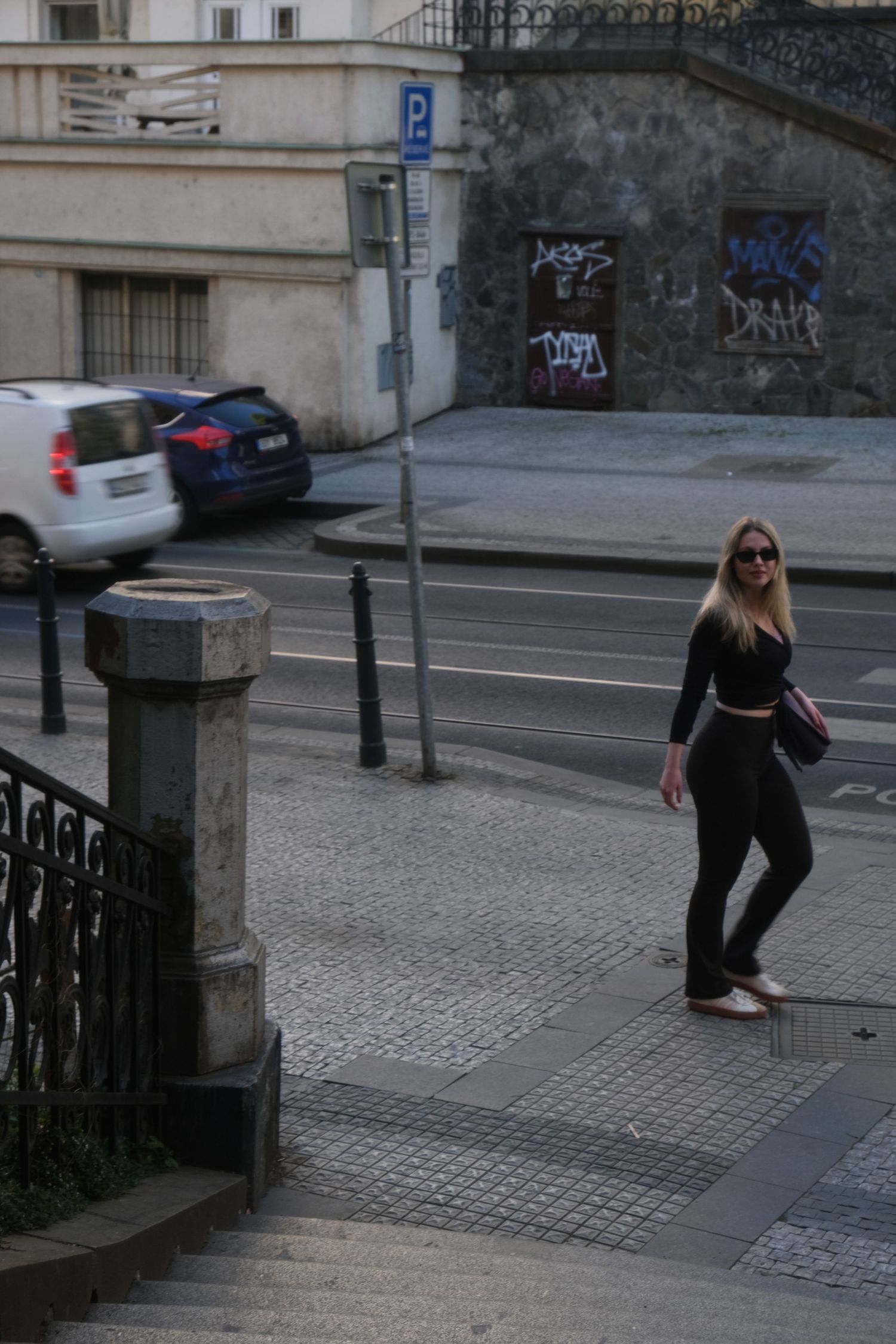 Fotografka ženských portrétů z Prahy - Barbora Vlasatá - focení pro podnikatelky - street focení - ulice prahy