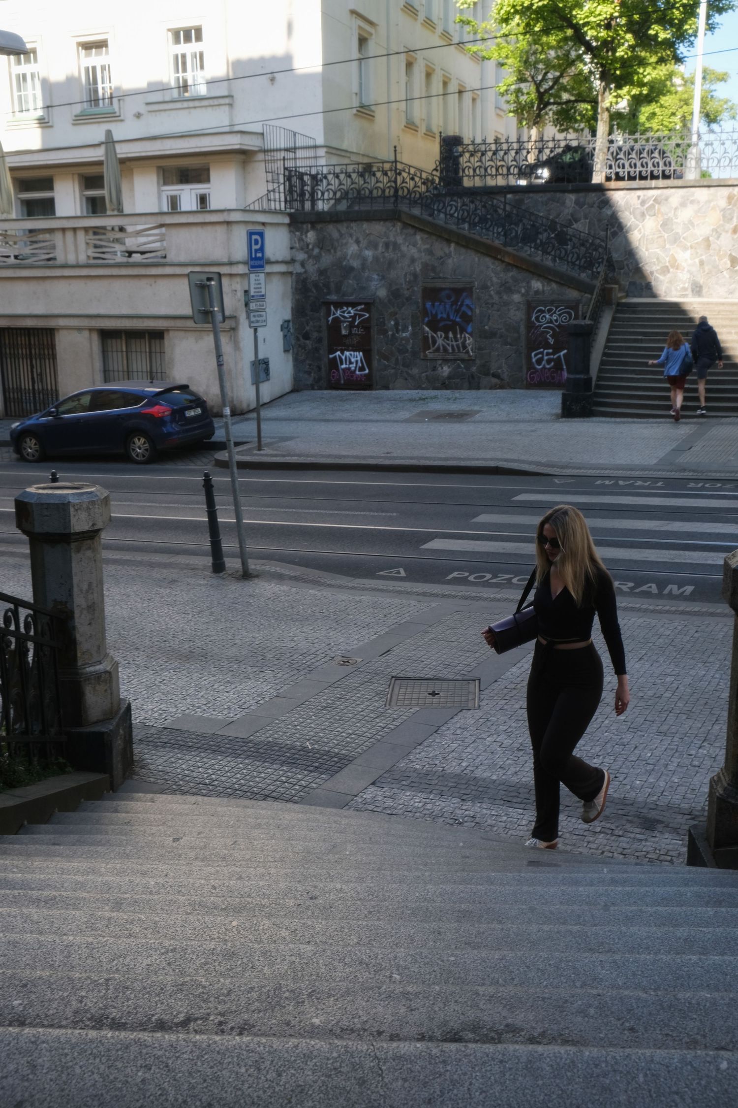 Fotografka ženských portrétů z Prahy - Barbora Vlasatá - focení pro podnikatelky - street focení - ulice prahy