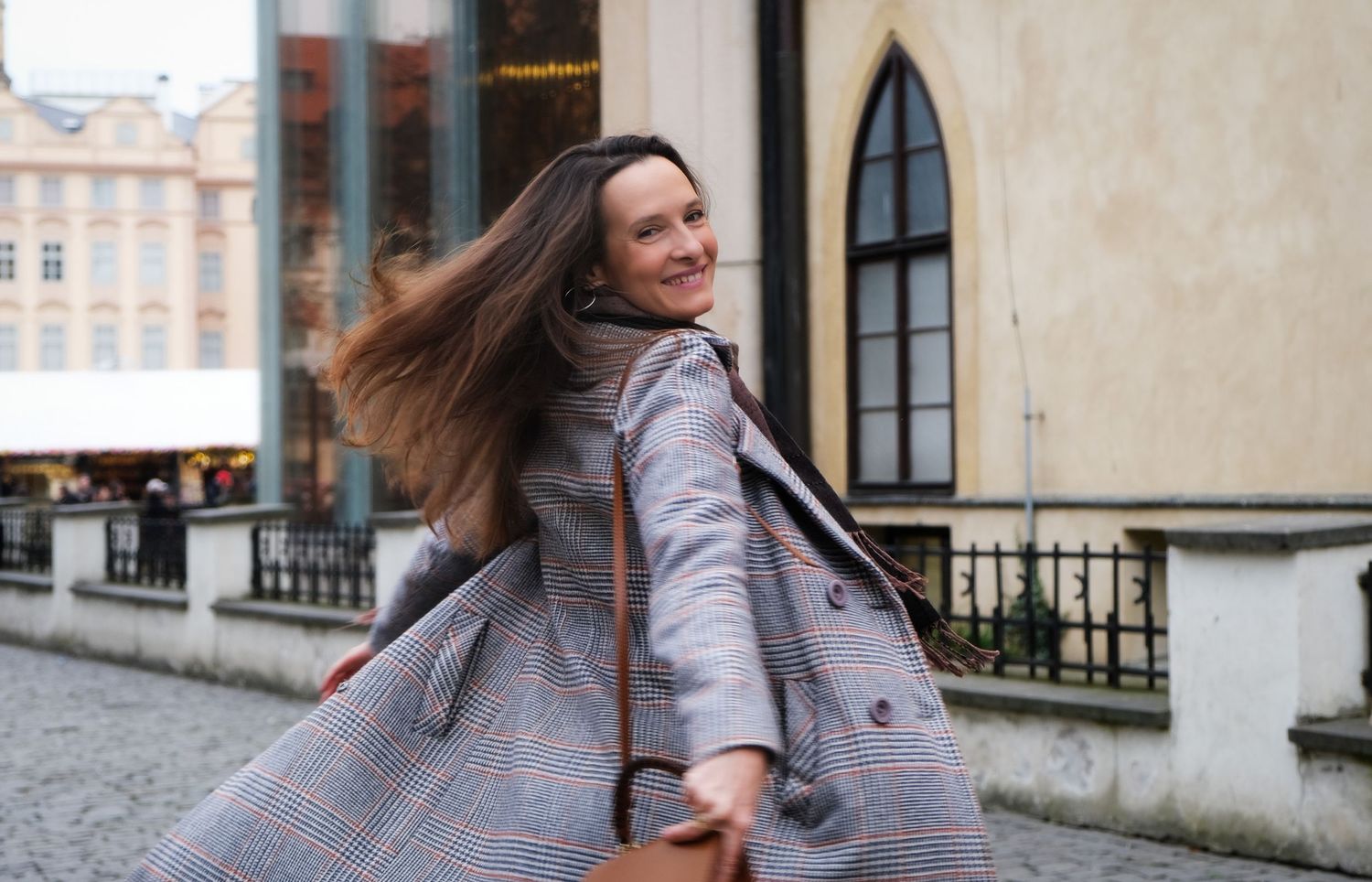 Fotografka ženských portrétů z Prahy - Barbora Vlasatá - focení pro podnikatelky - street focení - ulice prahy
