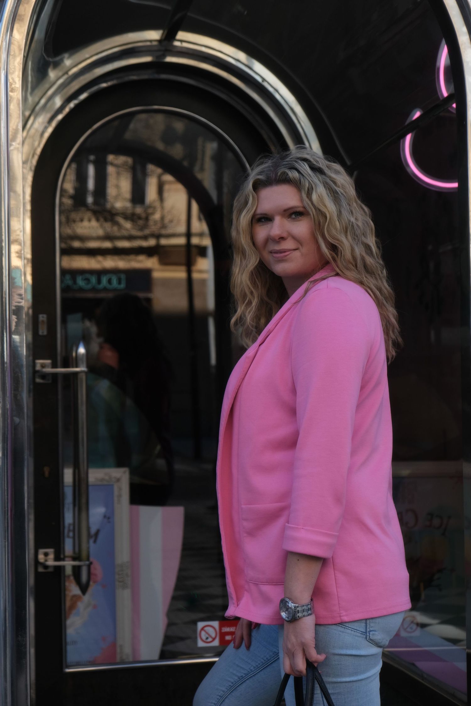 Fotografka ženských portrétů z Prahy - Barbora Vlasatá - focení pro podnikatelky - street focení - ulice prahy