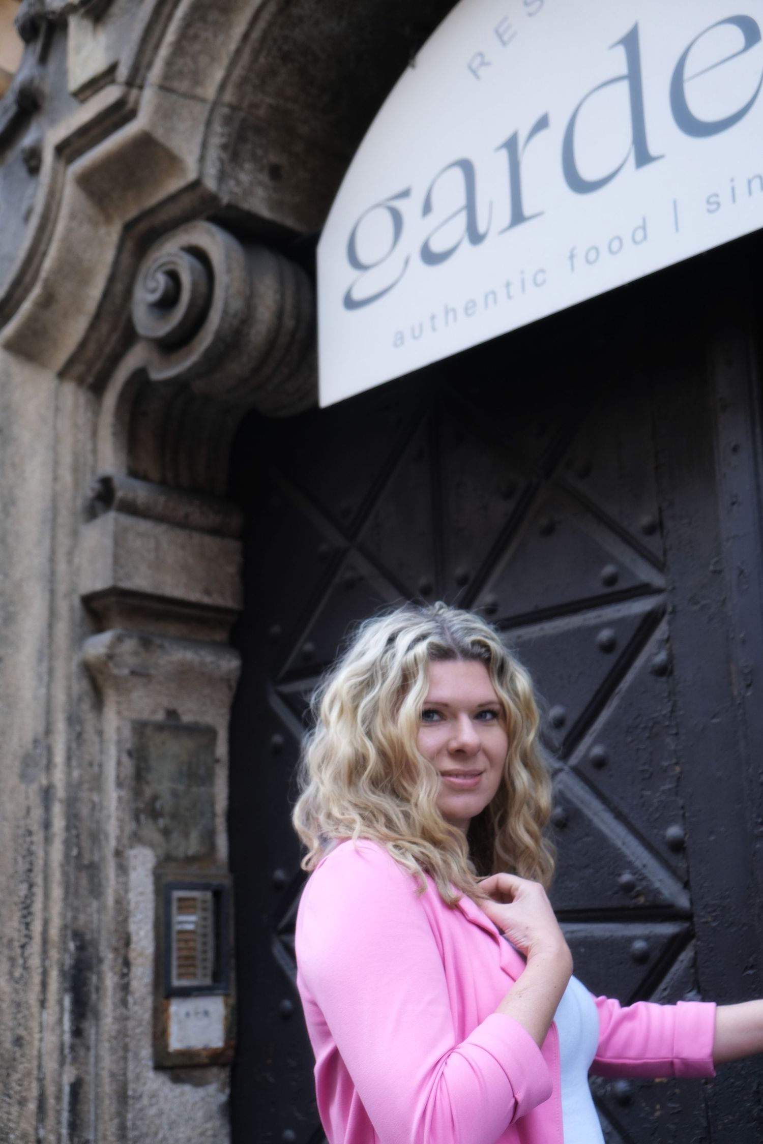 Fotografka ženských portrétů z Prahy - Barbora Vlasatá - focení pro podnikatelky - street focení - ulice prahy
