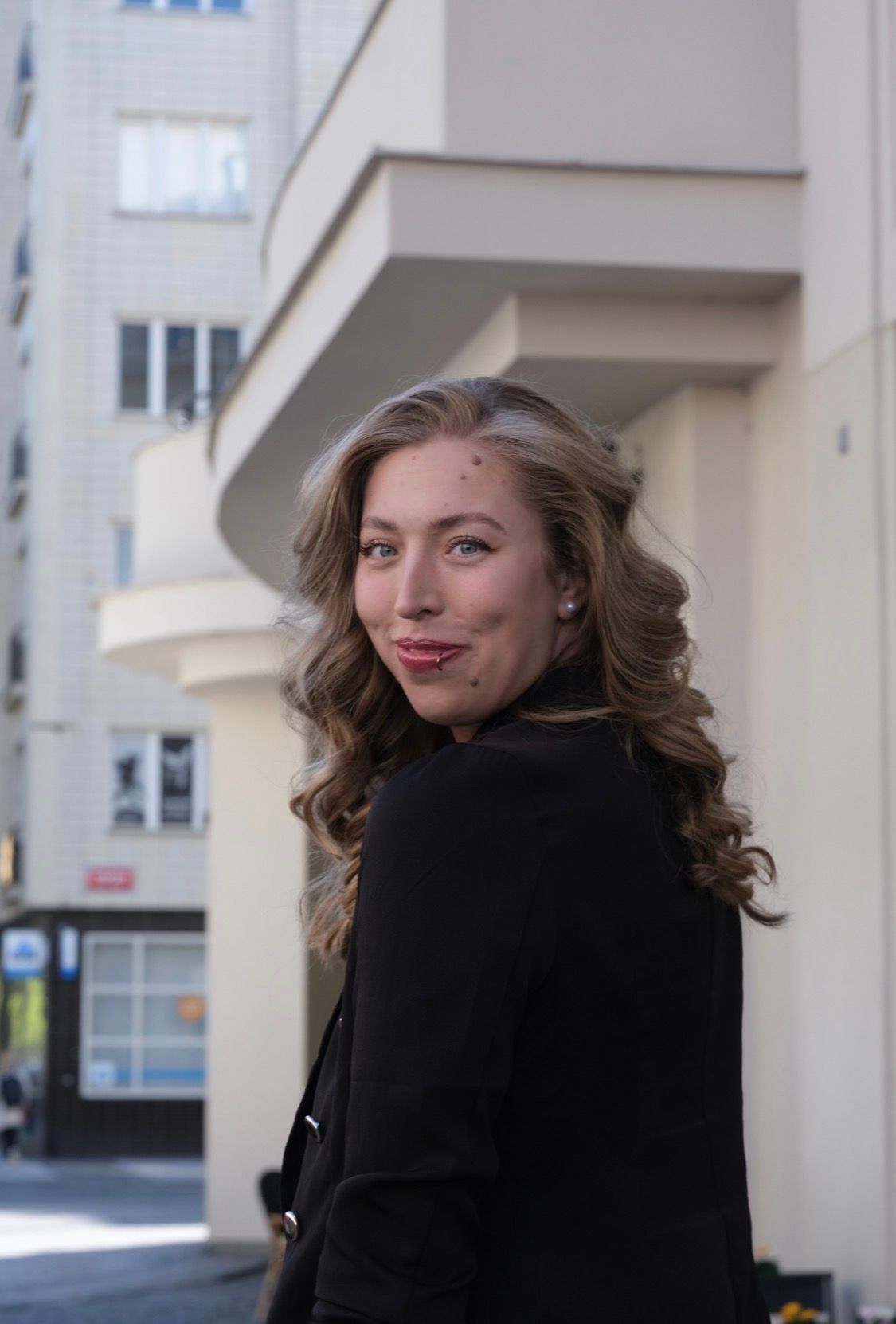 Fotografka ženských portrétů z Prahy - Barbora Vlasatá - focení pro podnikatelky - street focení - ulice prahy