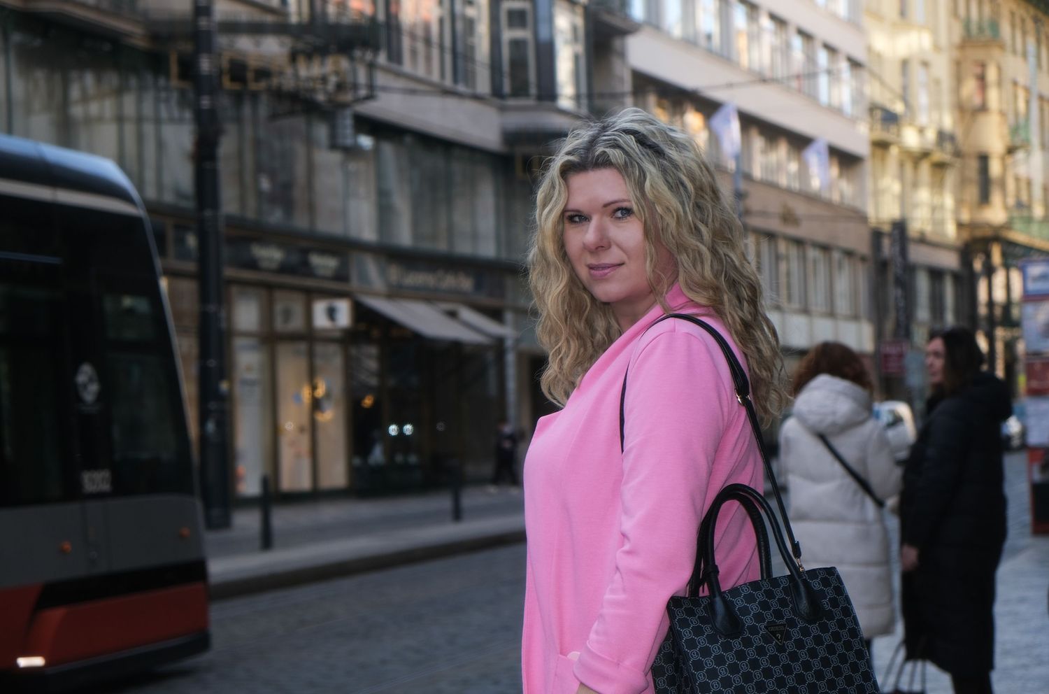 Fotografka ženských portrétů z Prahy - Barbora Vlasatá - focení pro podnikatelky - street focení - ulice prahy