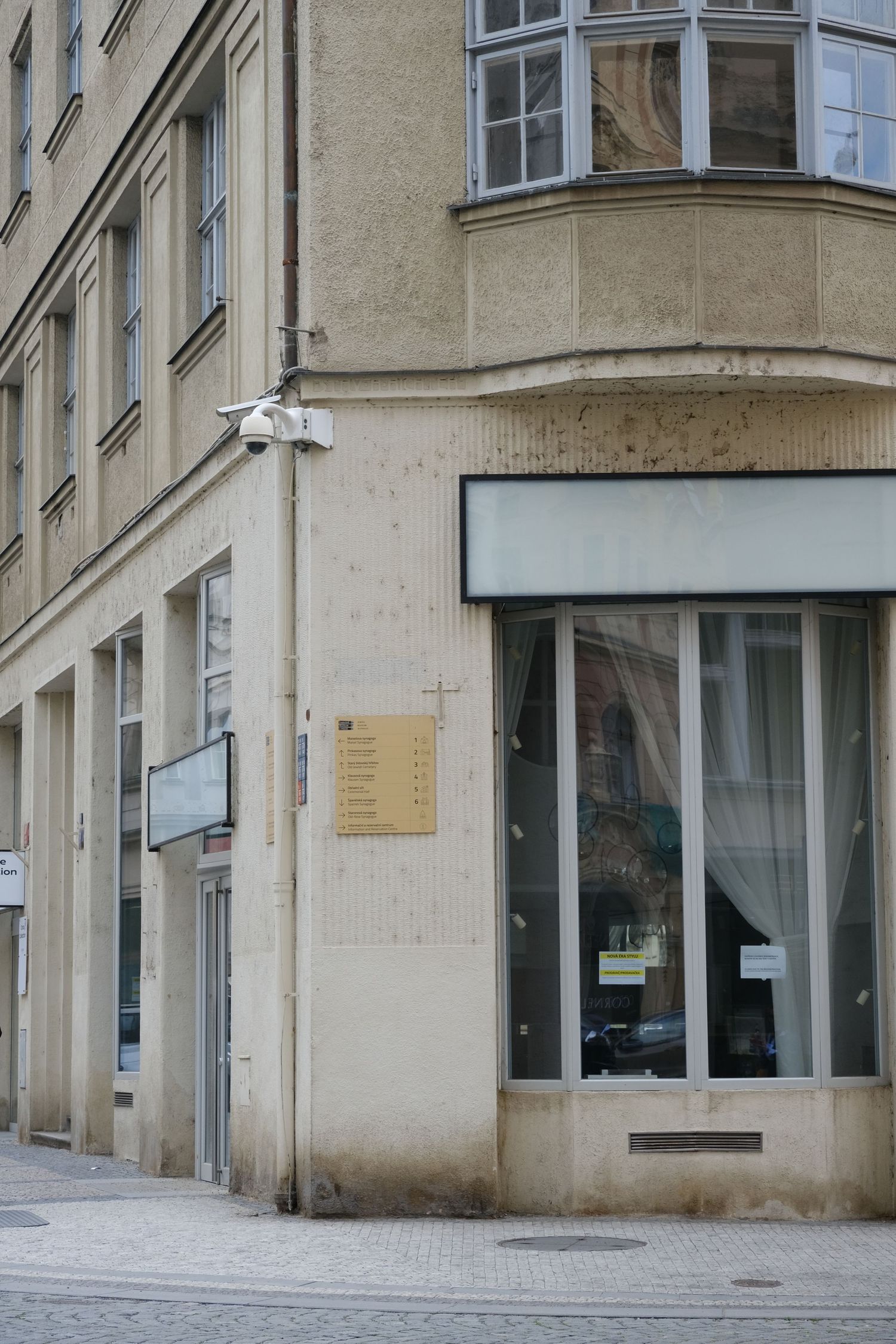 Fotografka ženských portrétů z Prahy - Barbora Vlasatá - focení pro podnikatelky - street focení - ulice prahy