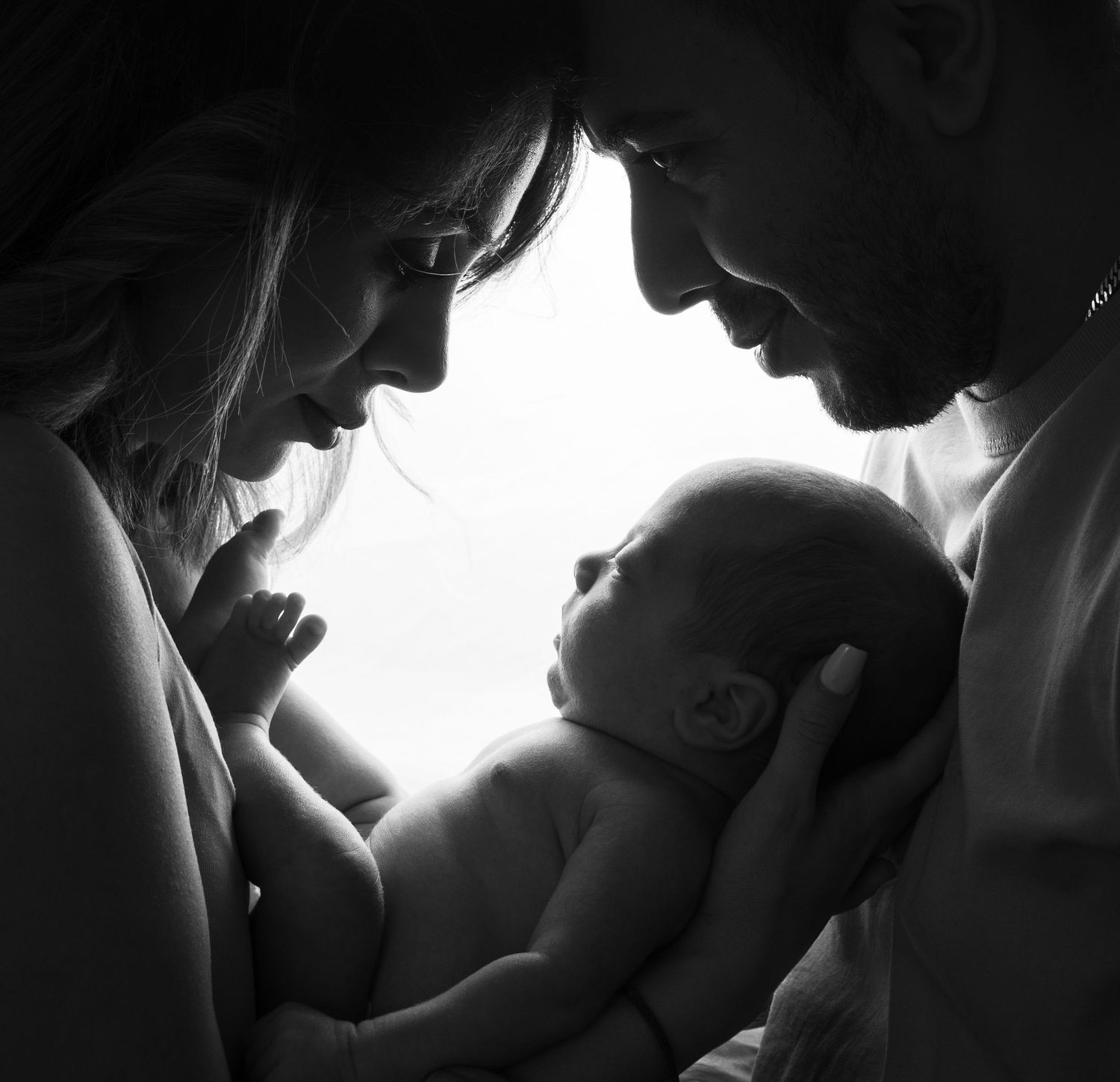 Vater, Mutter und ihrem Baby in einem Foto während einem Fotoshooting bei der Eltern zuhause.