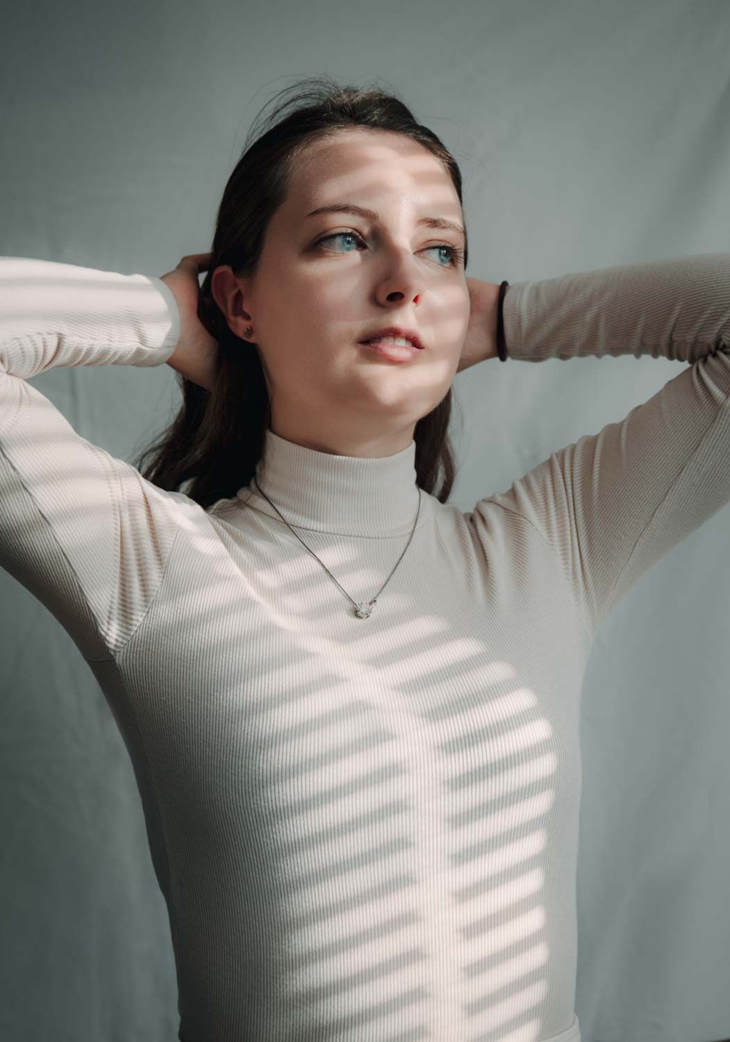 eine hübsche Frau in weiß in einem Fotoshooting indoor zuhause.