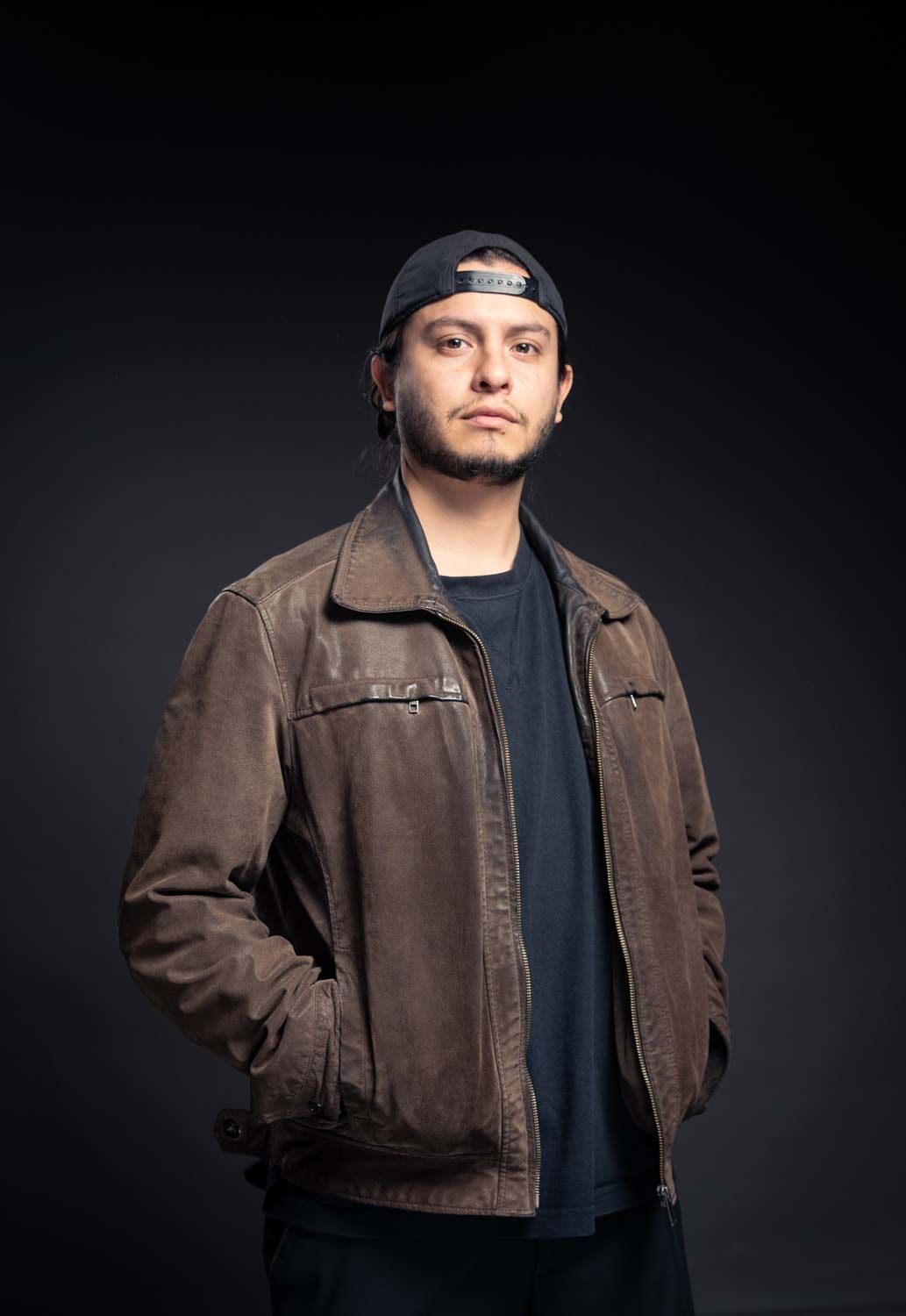 ein Portrait von einem Man in Jeder-Jacke in einem Portrait Fotoshooting in Studio, in Köln Stadt, Deutschland.