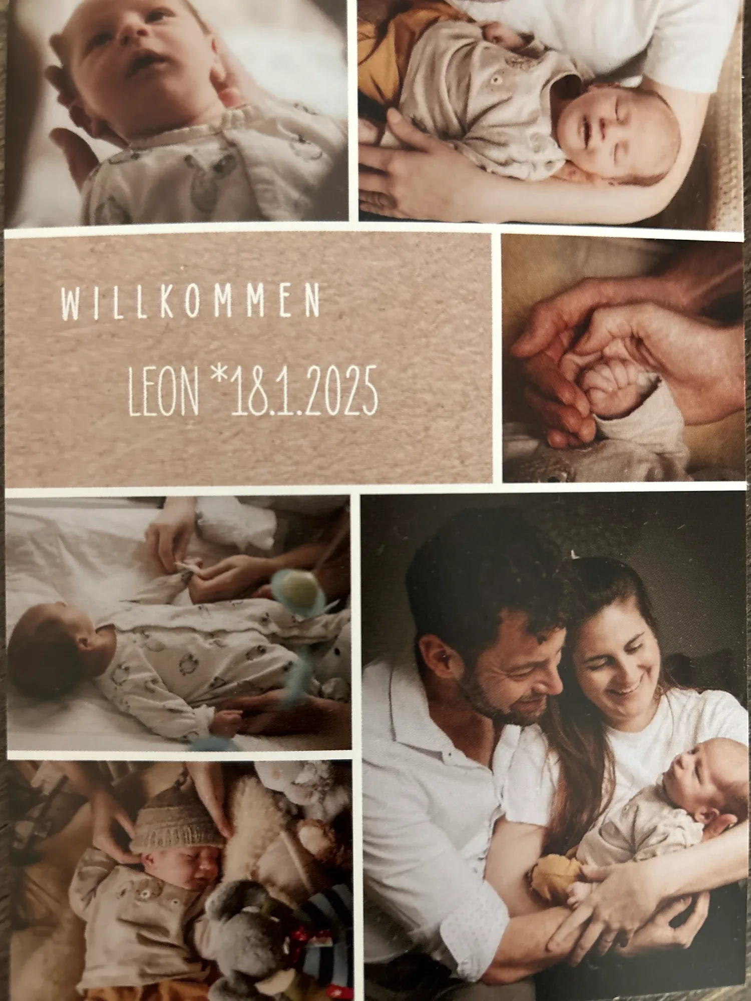 ein paar Fotos von einer Familie mit ihrem neugeborenen in Hand in einem Baby Fotoshooting in Köln Stadt, NRW.