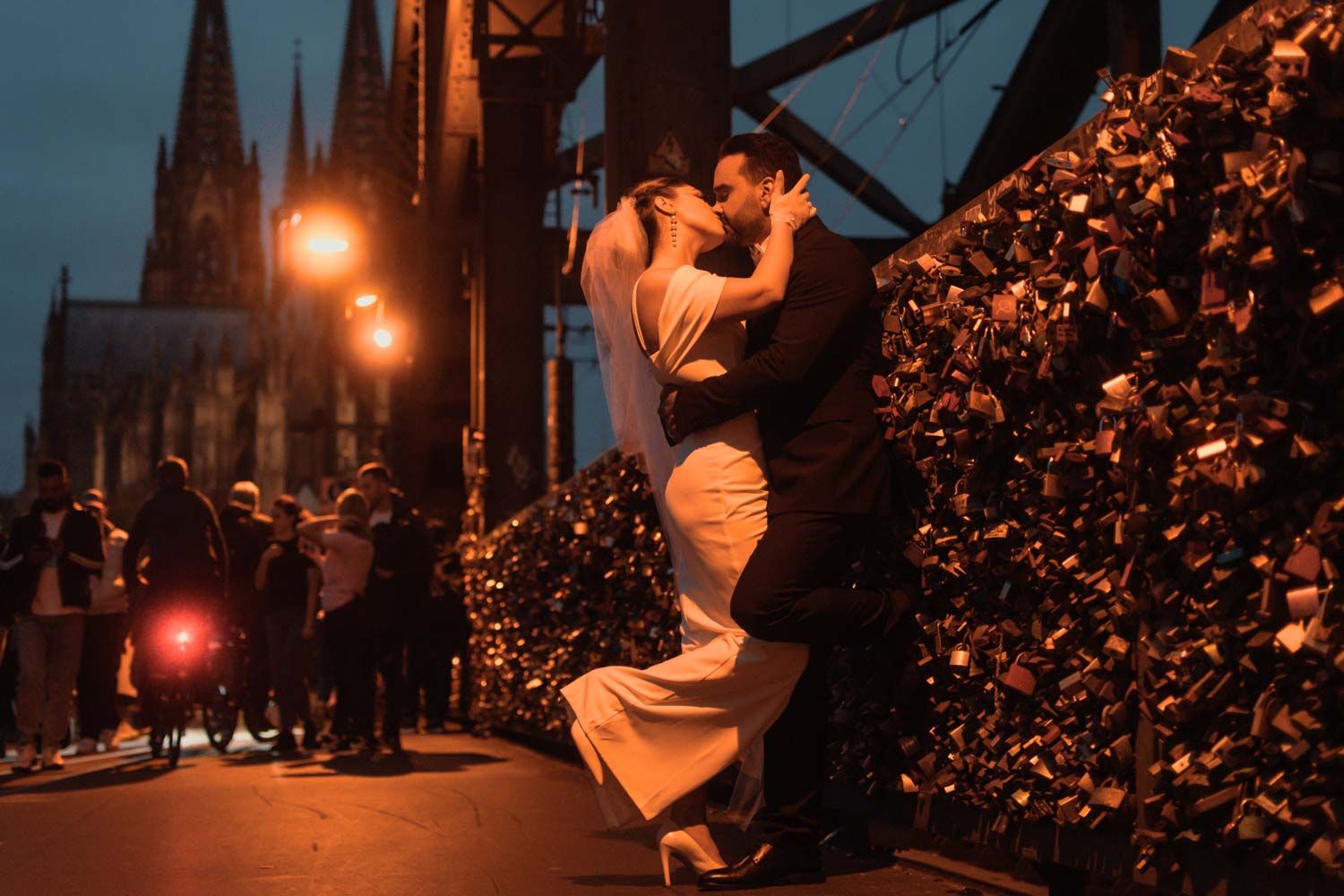 ein Paar Fotoshooting in der Nacht. es zeigt eine und Bräutigam die dich umarmend und küssen in Cologne Stadt, Deutschland.