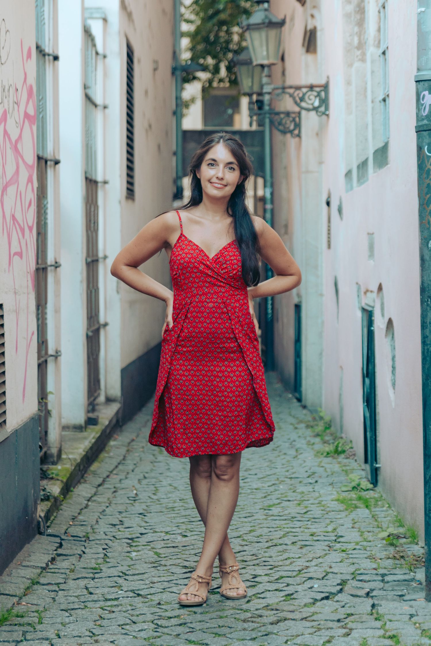 eine Frau in einem roten Klein in Altstadt in Köln in einem Life-style Fotoshooting draußen in Köln Stadt.