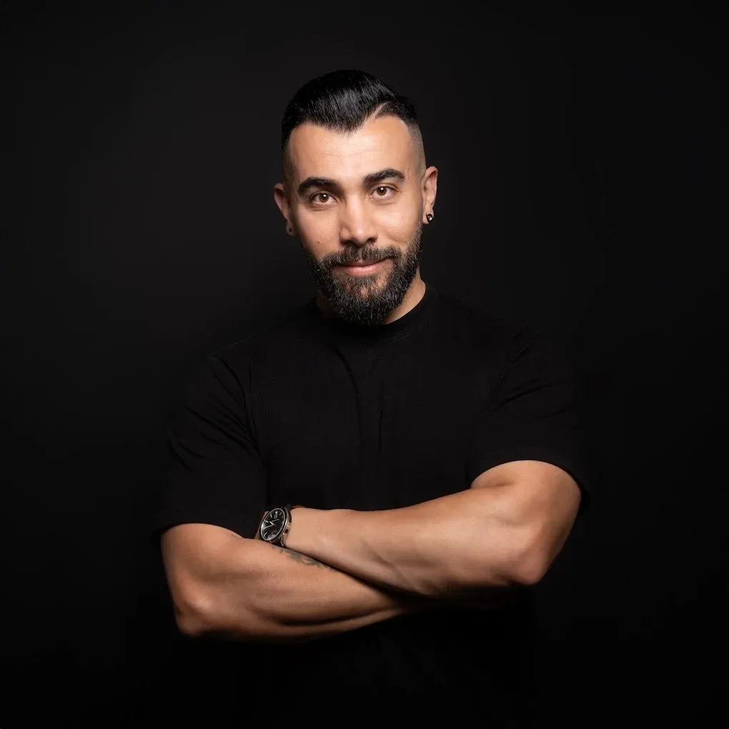 Portrait von einem Kunden indoor. es passt für ein Bewerbung oder Profil Fotos.