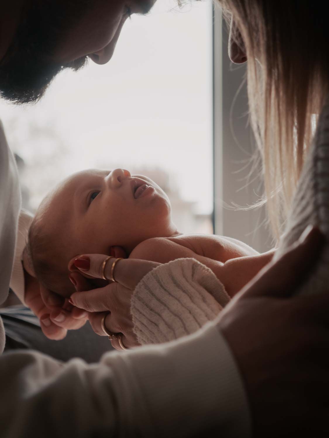 Baby Foto in einem neuegeborenen Fotoshooting bei der Eltern zuhause mit den Eltern.