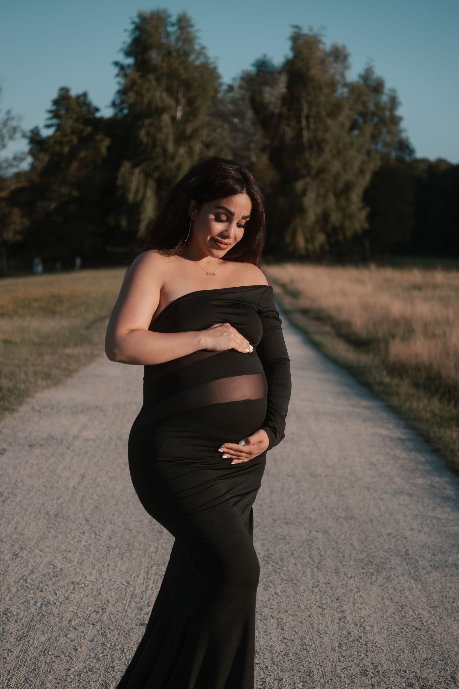 eine Schwangere Frau in einem Babybauch Fotoshooting in einem Park in NRW