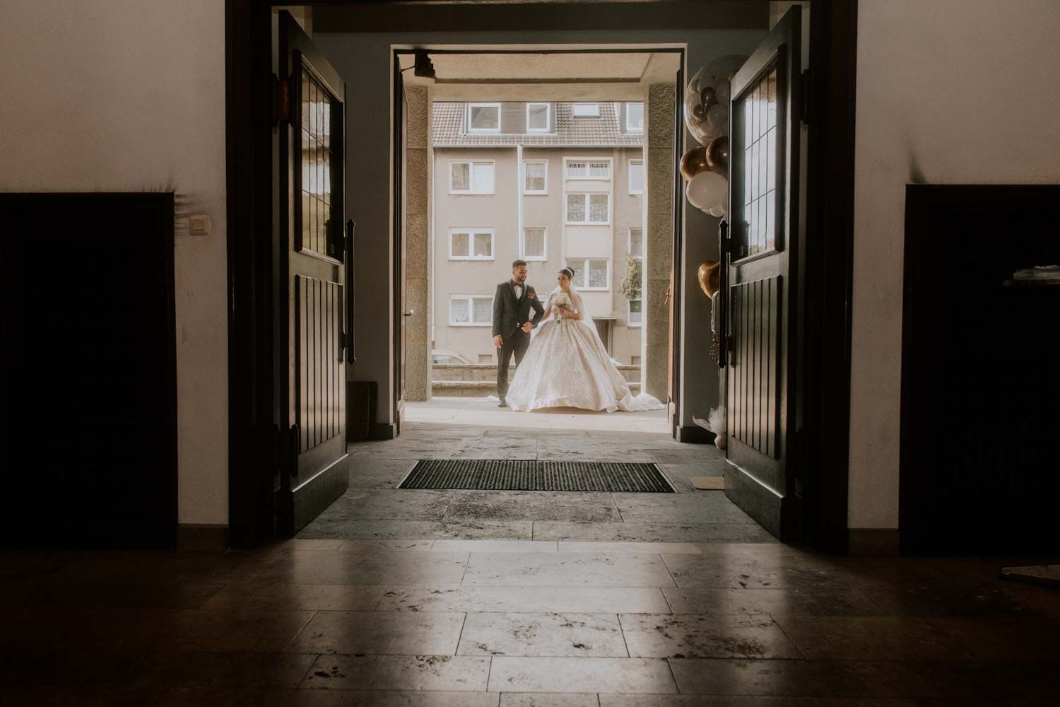 Ein Hochzeit Fotoshooting. Braut & Bräutigam in der Kirsche in ihrem besonderen Tag. Standesamtliche Trauung in NRW, Deutschland.
