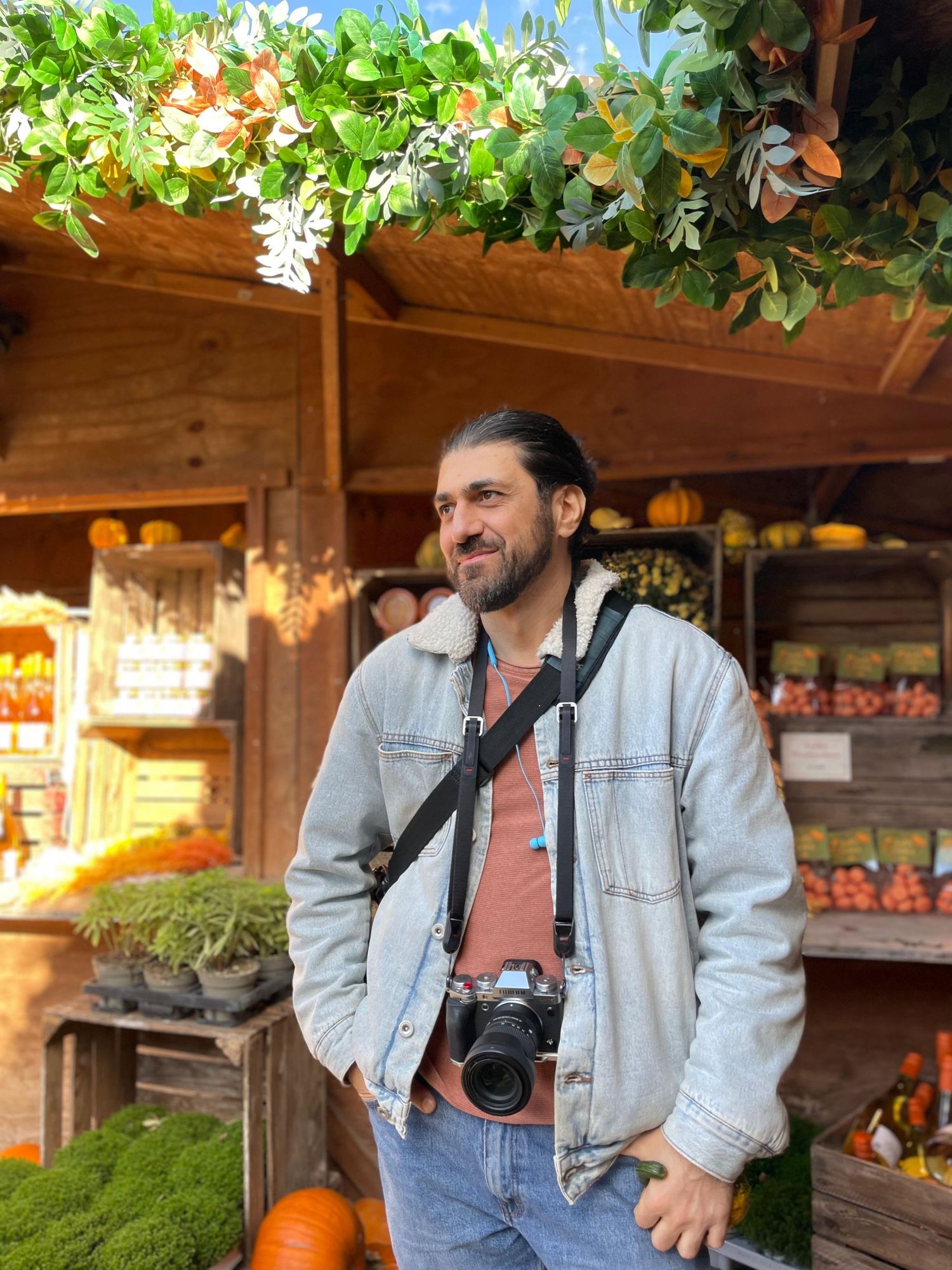 ein portrait von mir als Fadi der Fotograf in einem Foto draußen.
