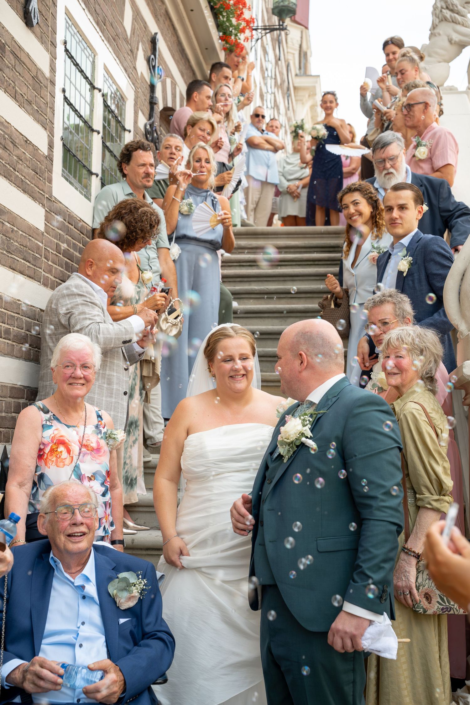 Bruidspaar na de ceremonie in Alkmaar by LoDé trouwfotografie