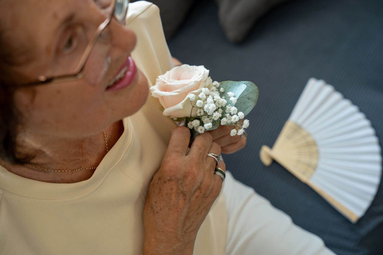 Klaarmaken voor de ceremonie in Alkmaar by LoDé trouwfotografie