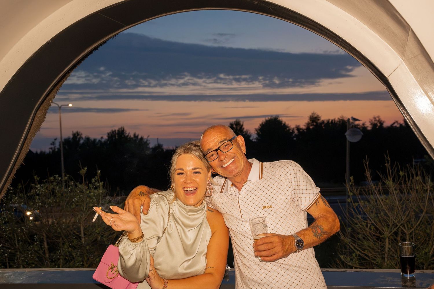 Bruidsfotografie en gasten tijdens een ceremonie in Alkmaar by LoDé trouwfotografie