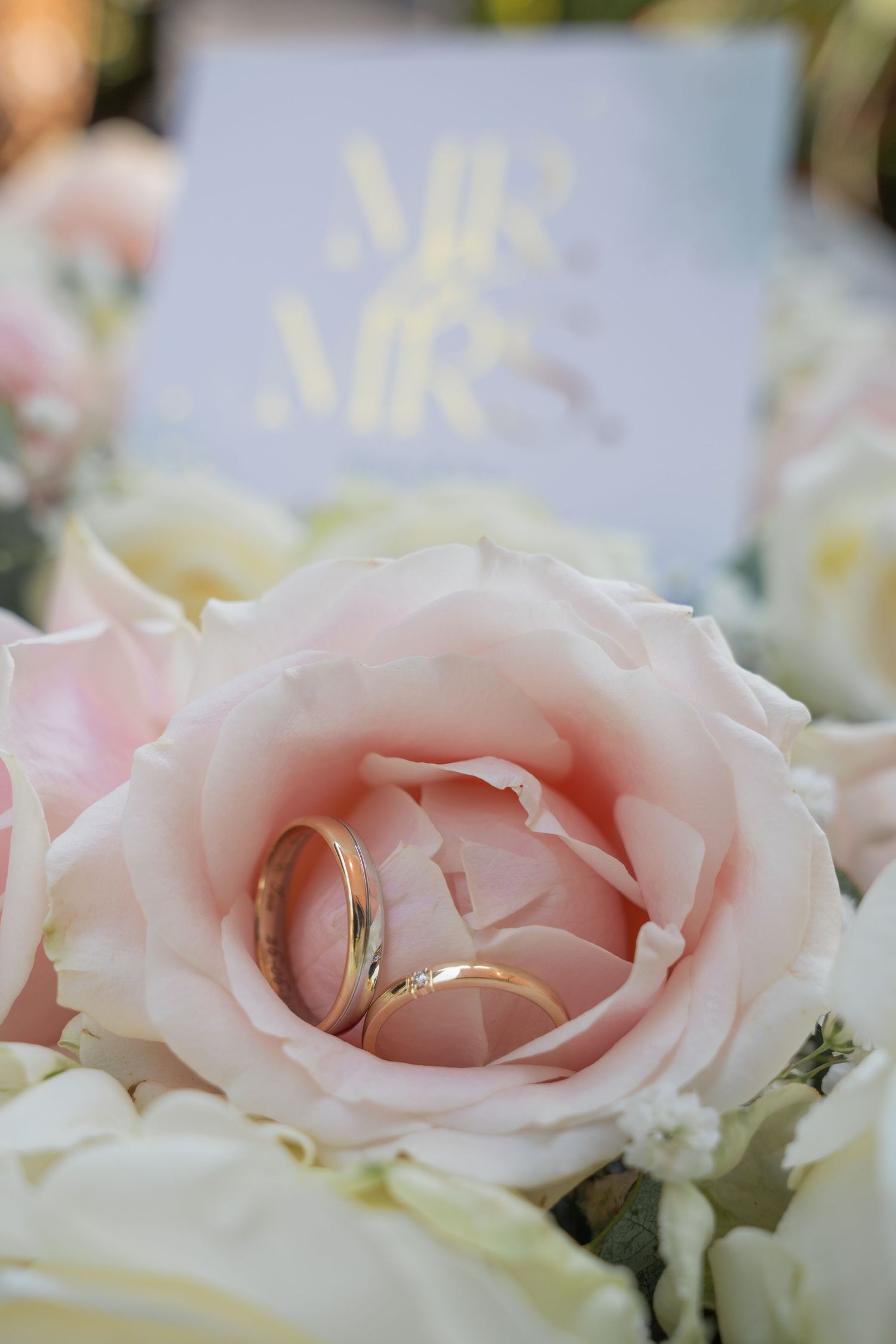 Klaarmaken voor de ceremonie in Alkmaar by LoDé trouwfotografie