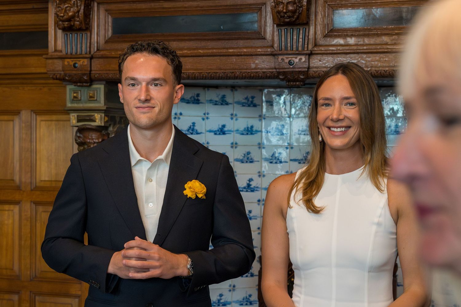 Bruidspaar tijdens een ceremonie in Alkmaar by LoDé trouwfotografie