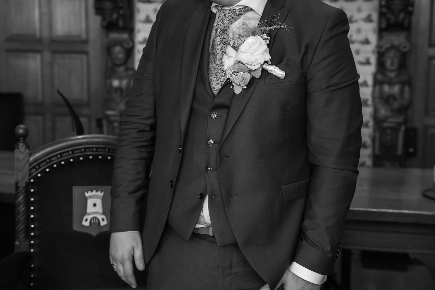 Closeup na de ceremonie in Alkmaar by LoDé trouwfotografie