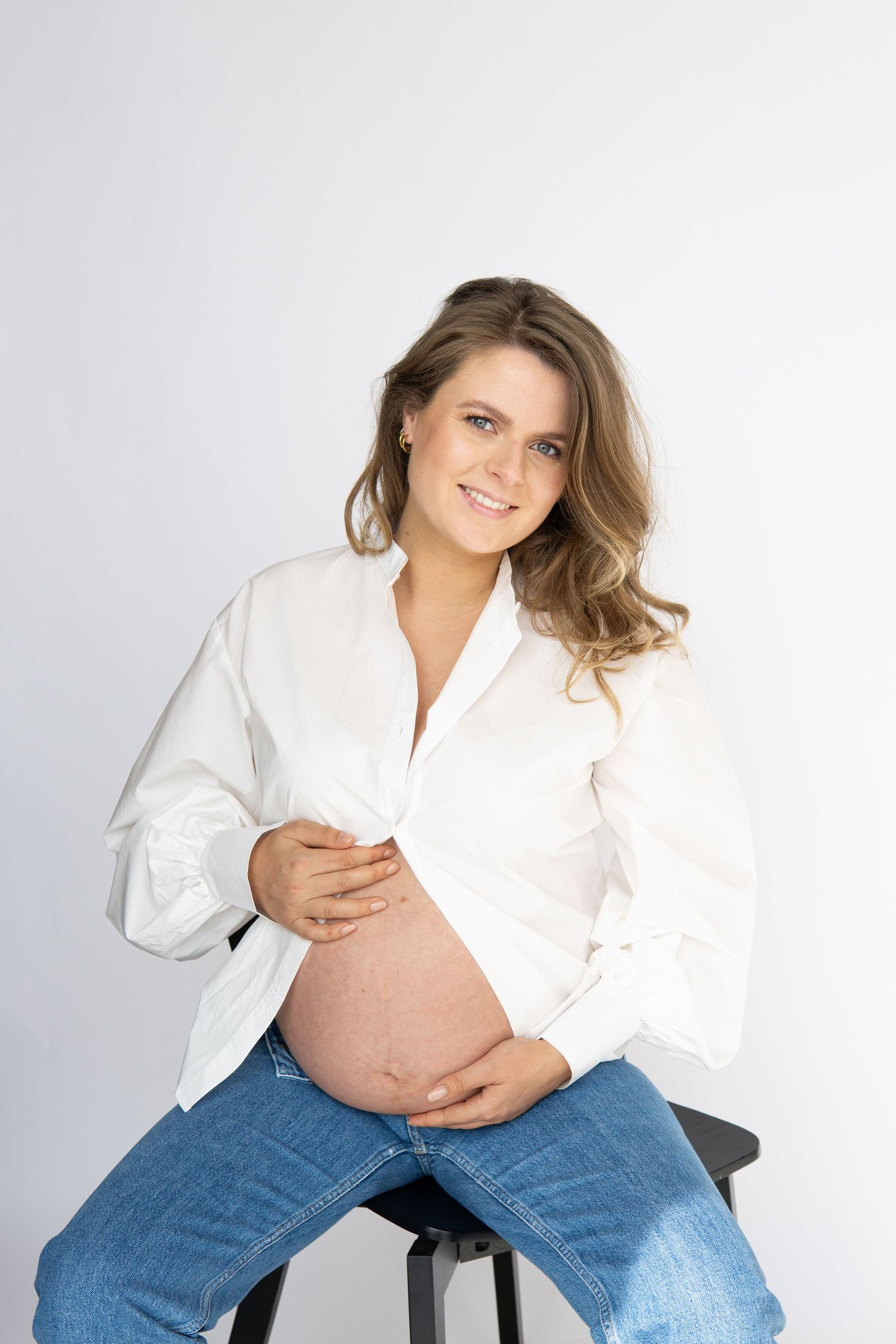 Portret & Lifestyle fotografie zwangerschapsshoot daglichtstudio Alkmaar Noord-Holland by LoDé