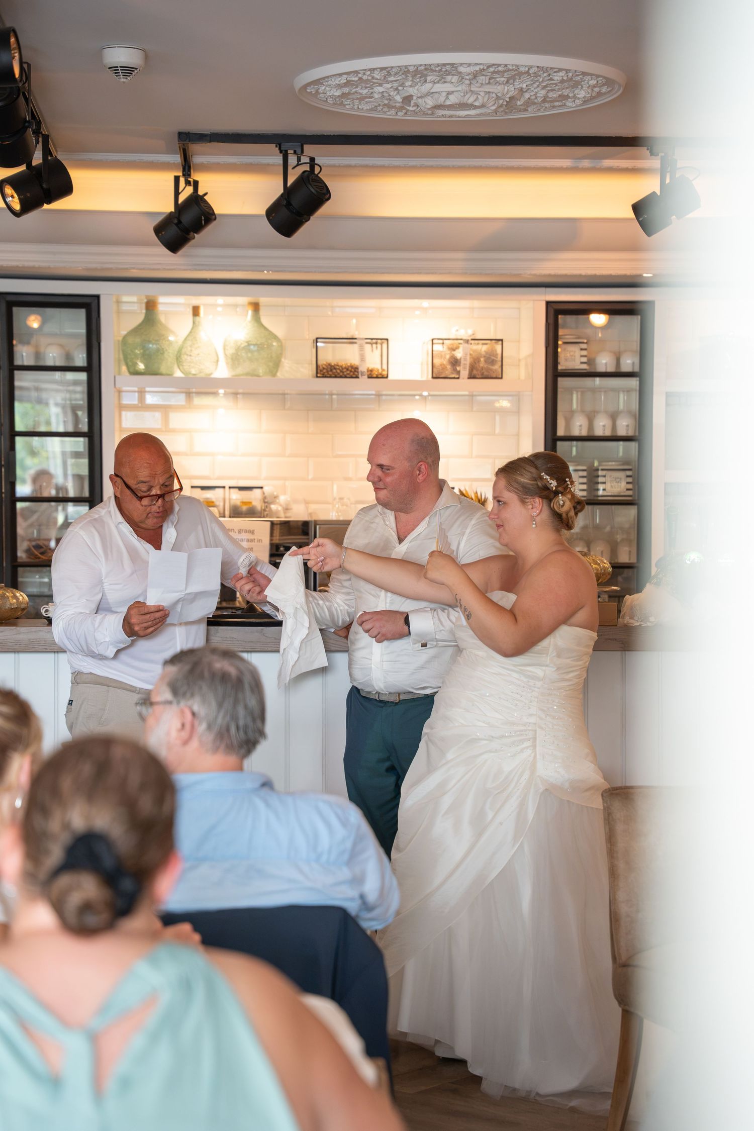 Klaarmaken voor de ceremonie in Alkmaar by LoDé trouwfotografie