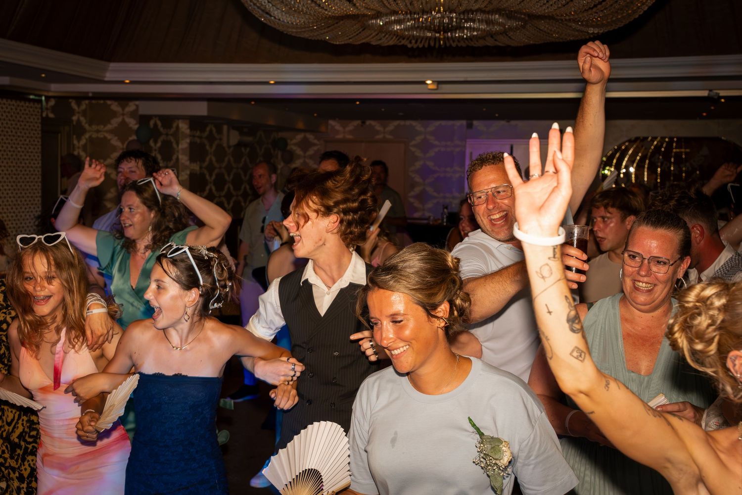 Het feest trouwdag in Heerhugowaard by LoDé trouwfotografie