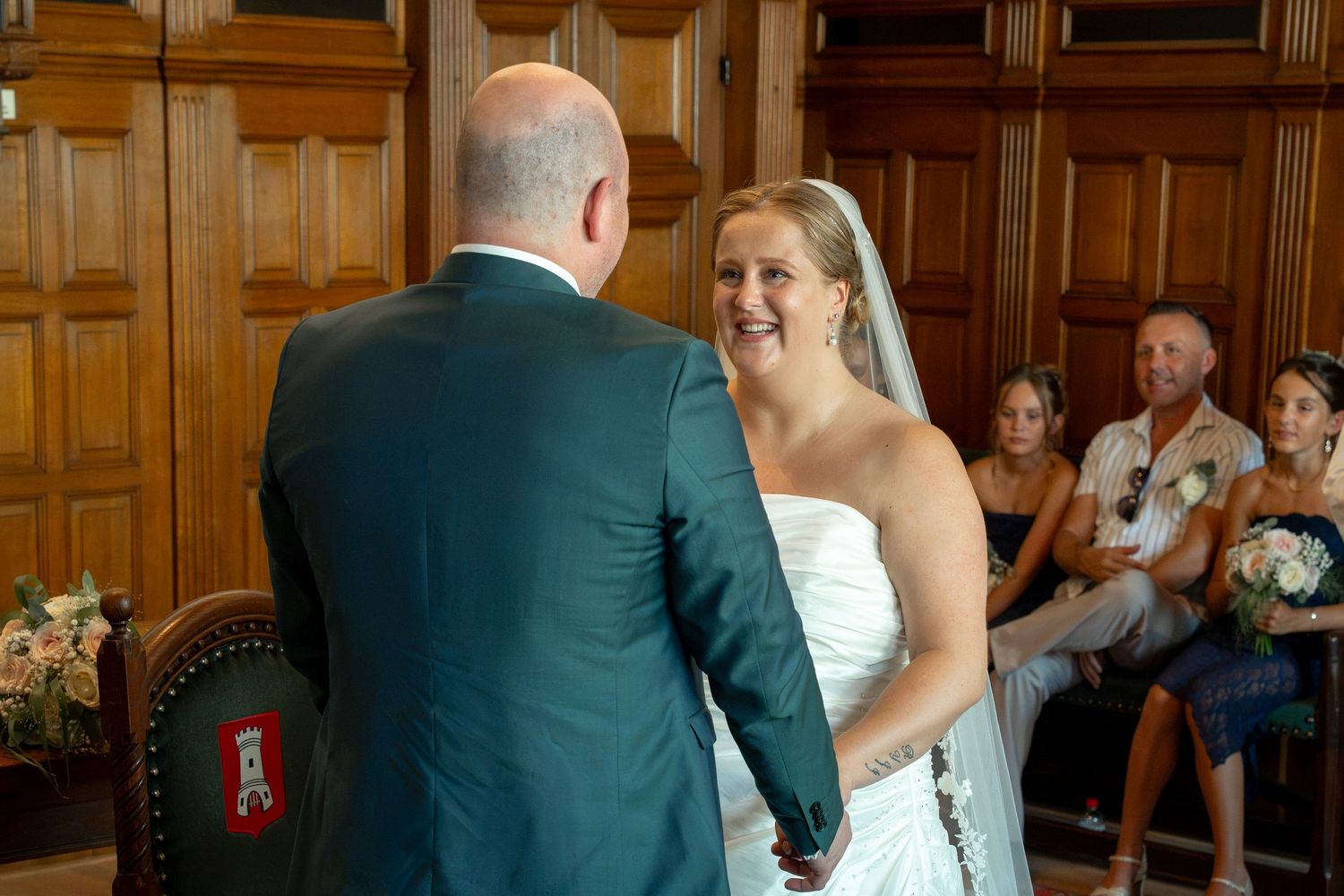 Bruidsfotografie tijdens een ceremonie in Alkmaar by LoDé trouwfotografie