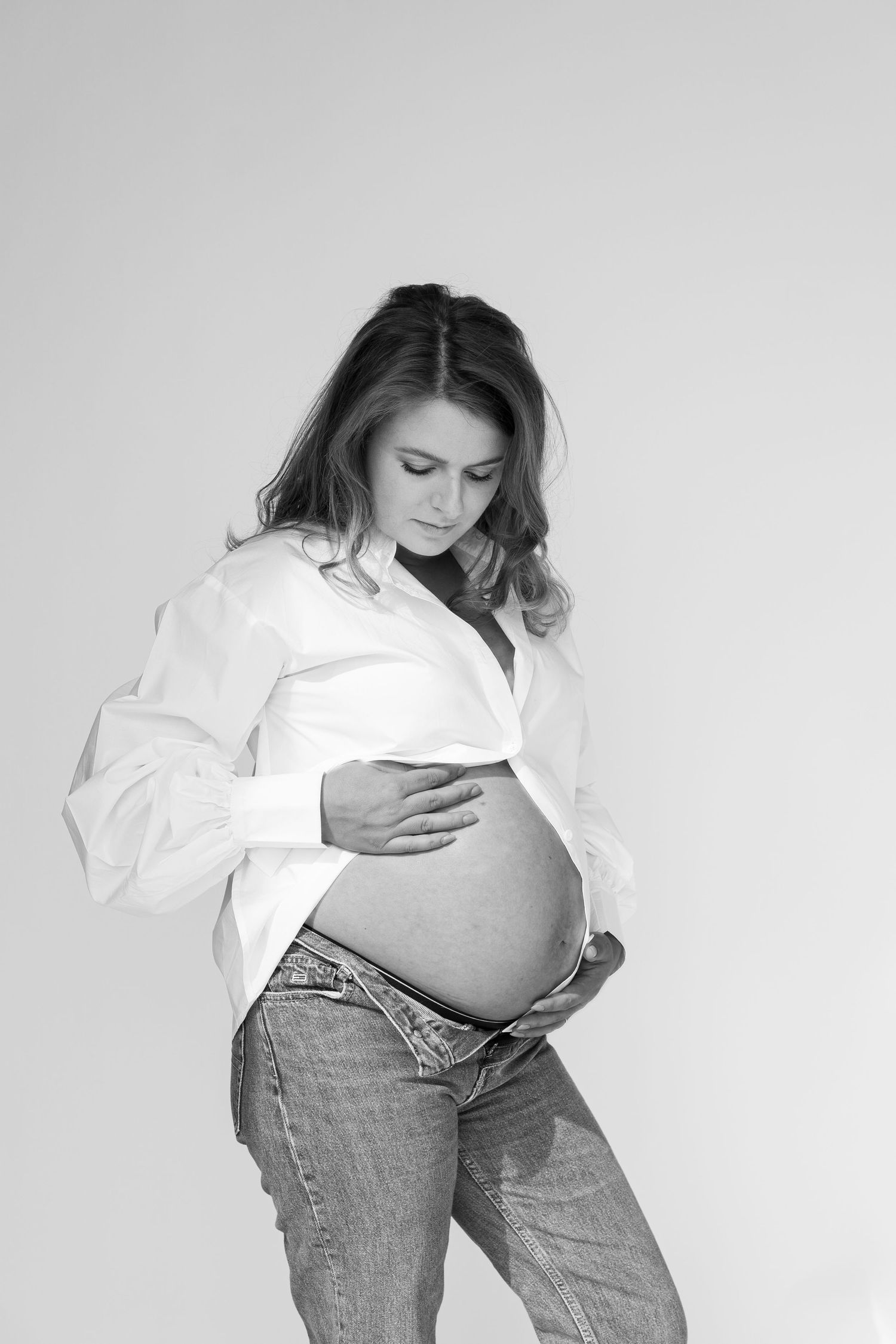 Portret & Lifestyle fotografie zwangerschapsshoot daglichtstudio Alkmaar Noord-Holland by LoDé