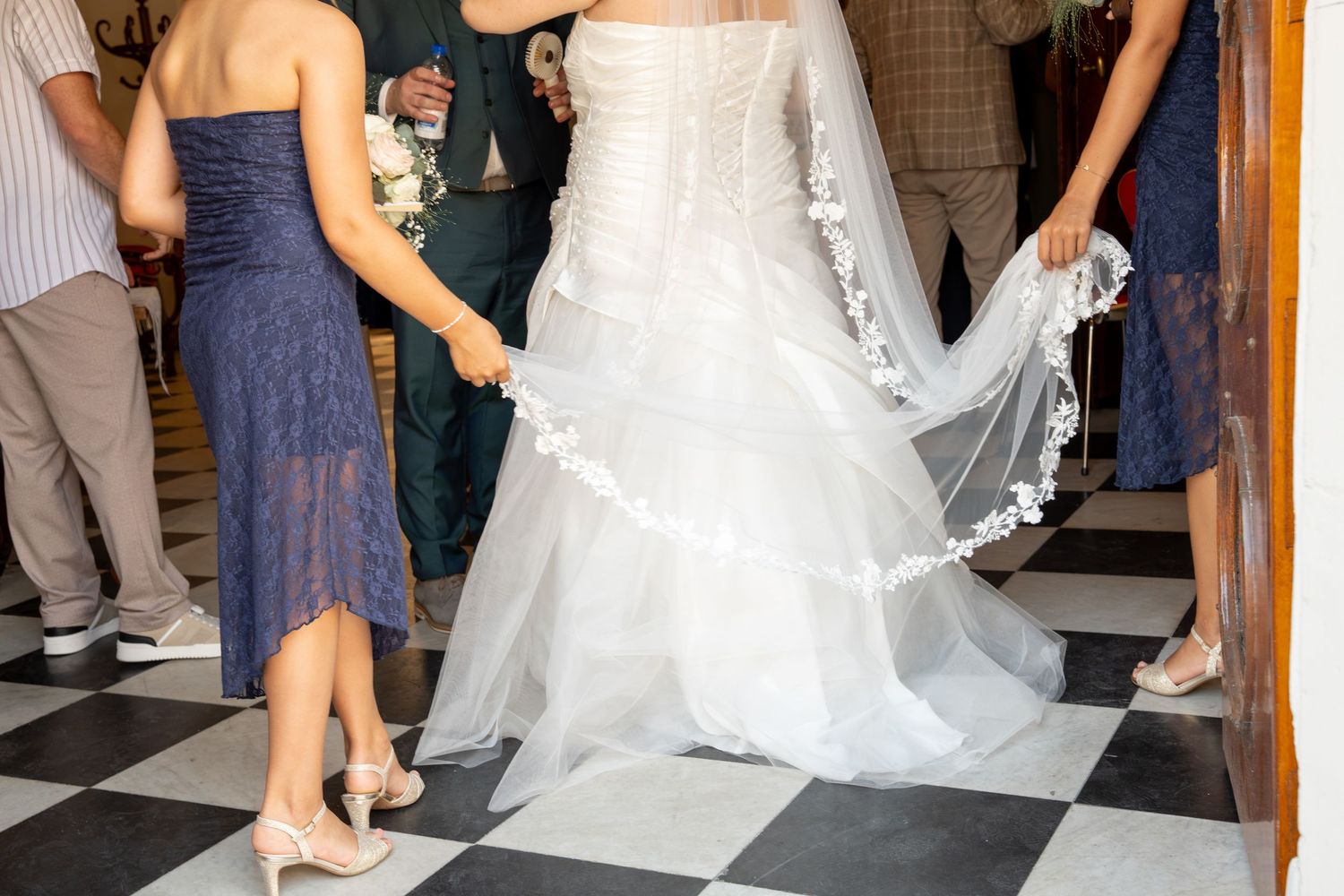 Sfeer details tijdens de ceremonie in Alkmaar by LoDé trouwfotografie