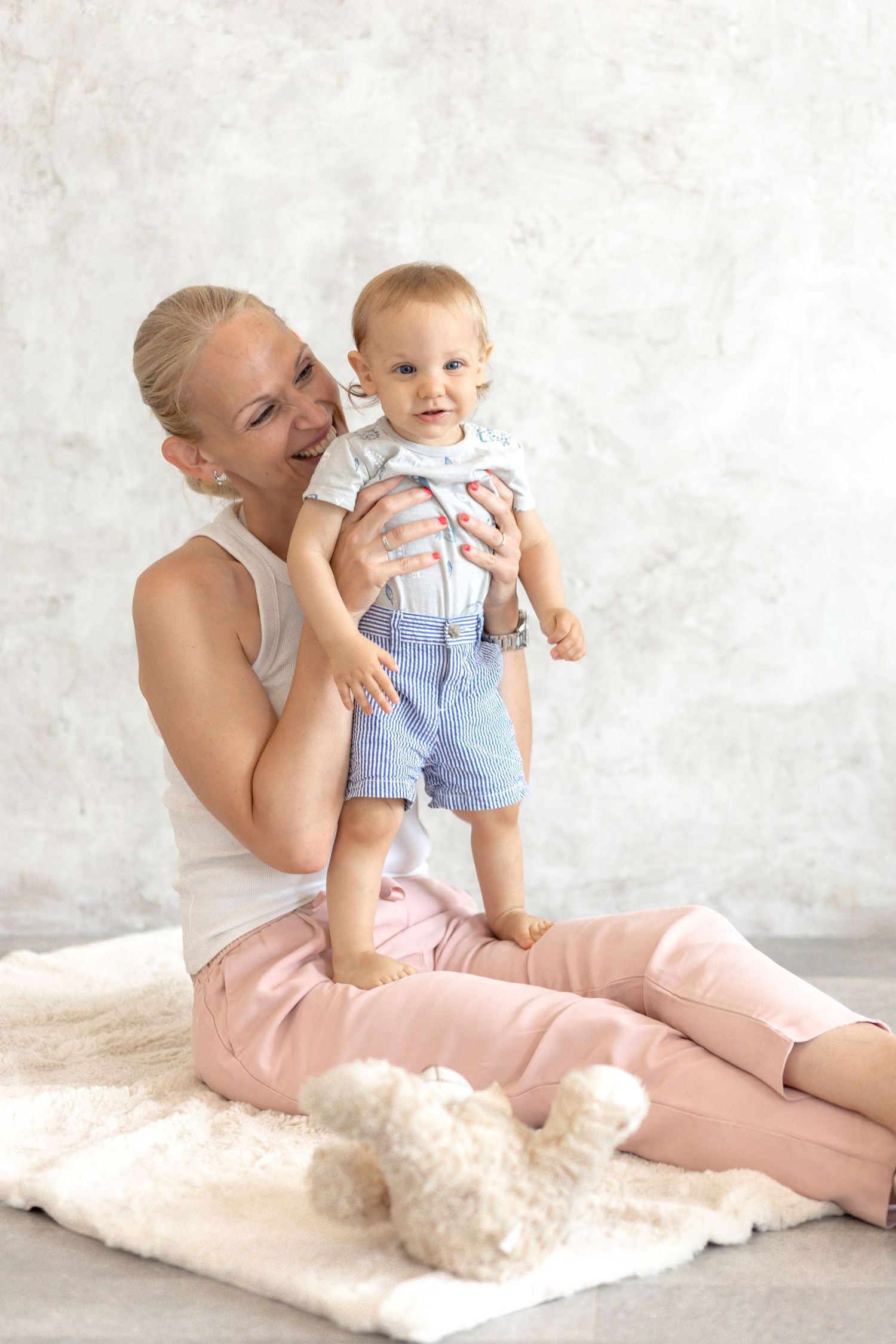Sweet family moment captured on cream blanket during studio session.