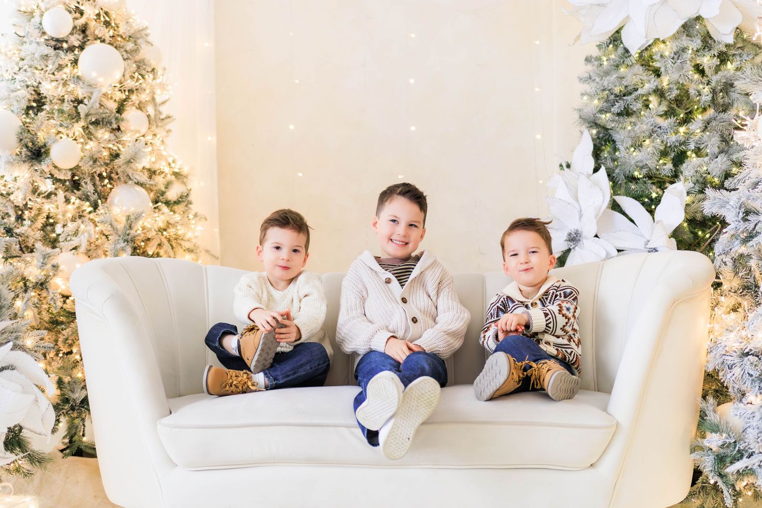 Panoramic view of holiday photo session with Christmas tree and white decorative elements, Ottawa family photographer.