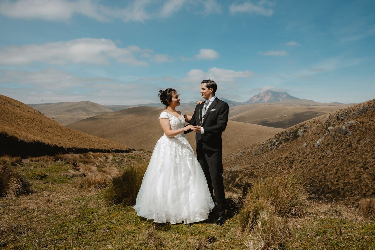 capturando bodas destino en Ecuador con estilo emocional, junto a organizadores de eventos.