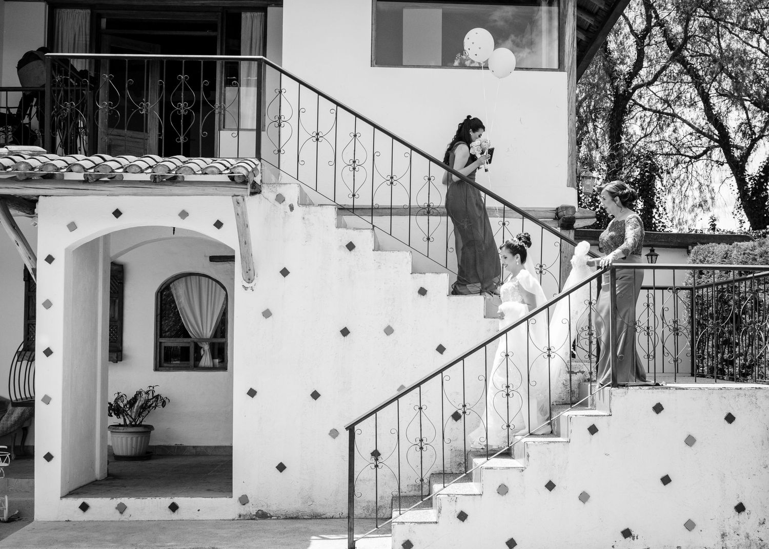 Pareja bailando bajo arreglos florales, boda organizada en Quinta de Quito