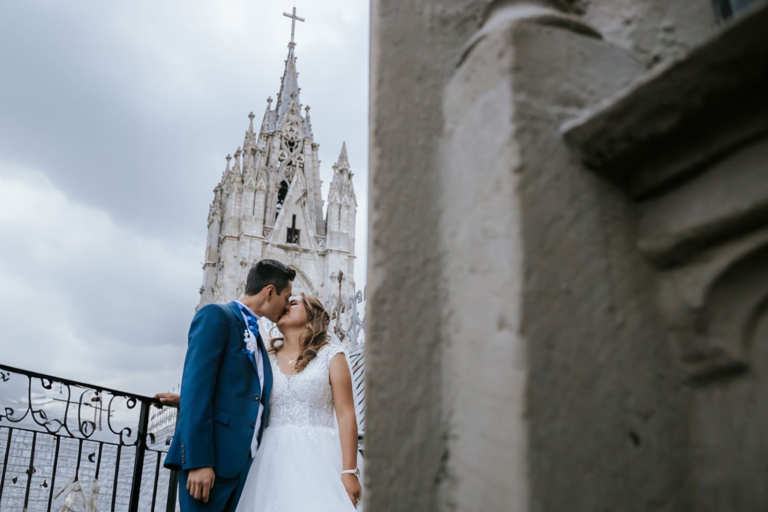 Fotografía de bodas destino en Quito y Ecuador con estilo emocional y documental