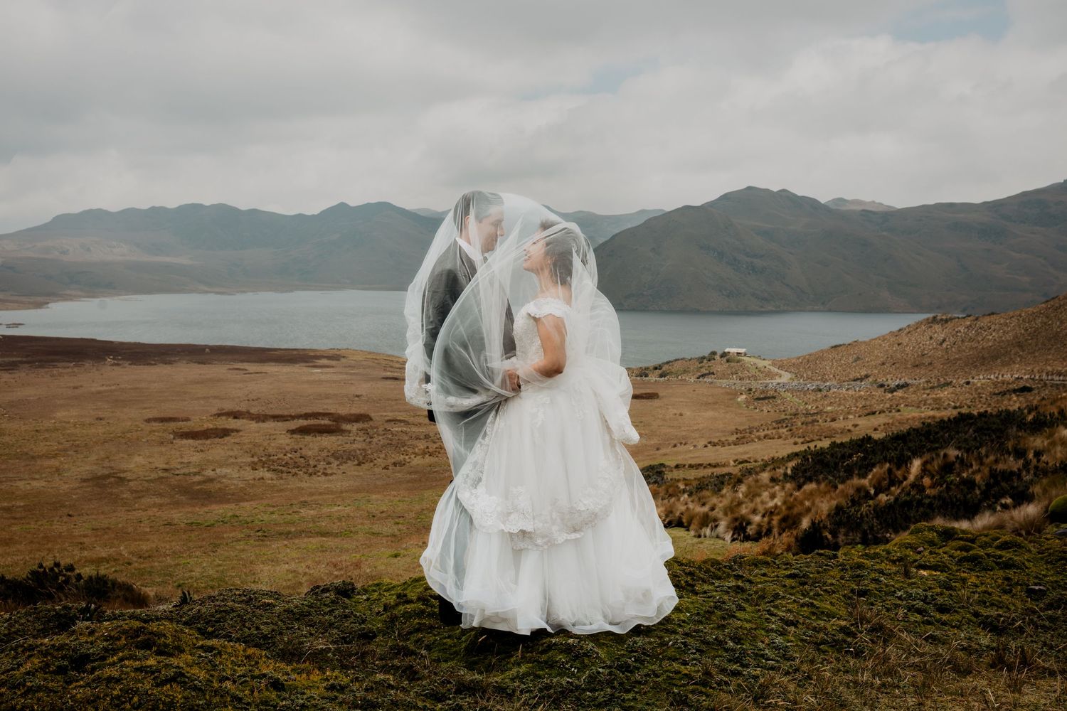 Bodas civiles, pre boda y eventos íntimos en Quito fotografiados con pasión y arte.