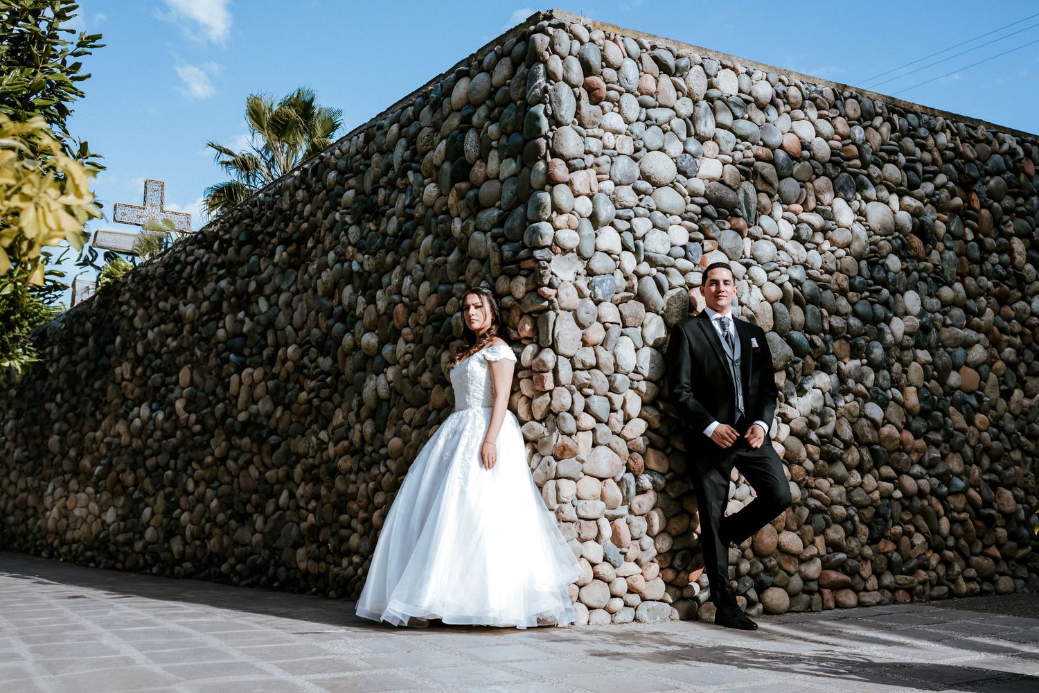 Novios en hacienda de Quito durante su boda organizada por wedding planner profesional