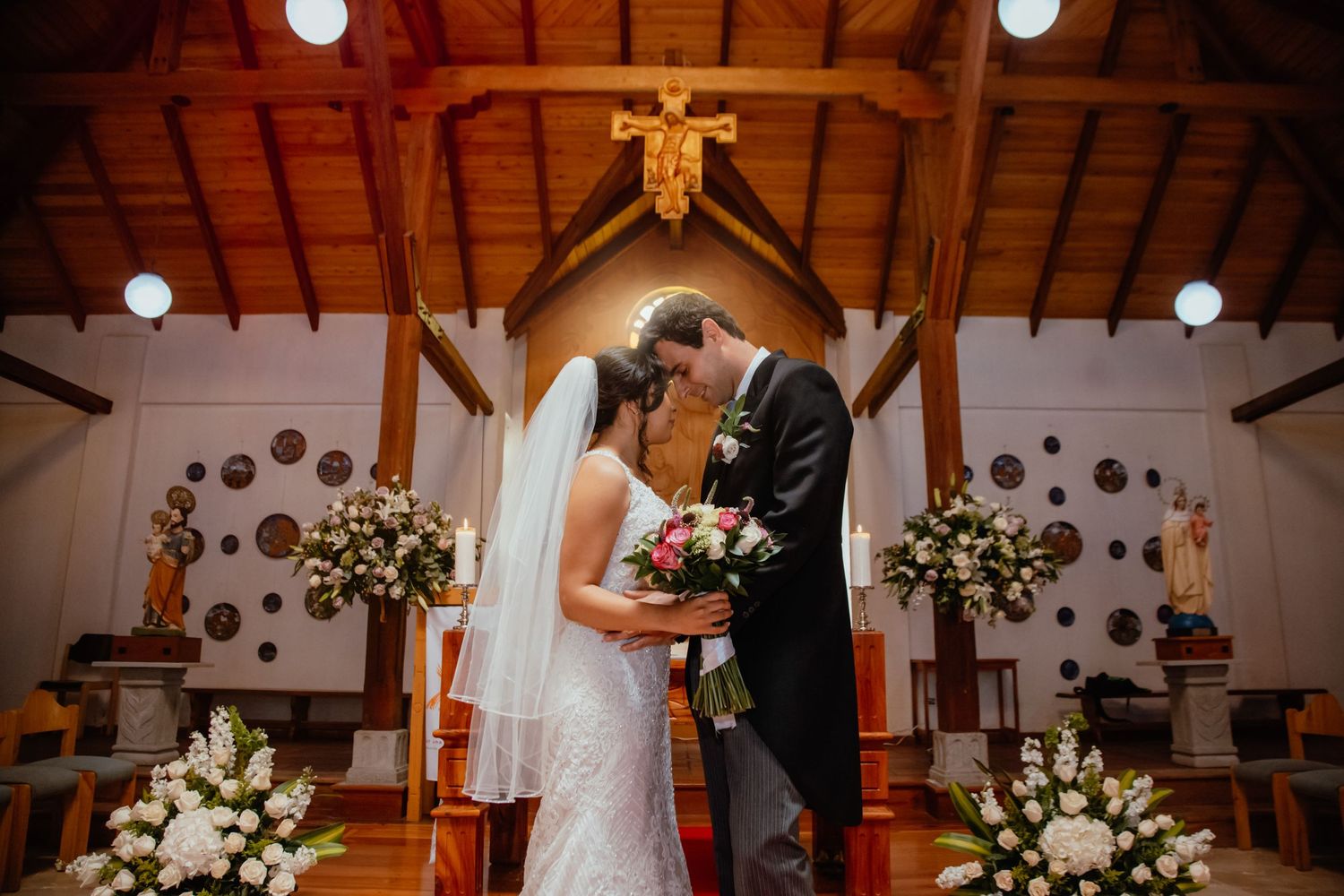 Servicio completo de fotografía para bodas en Quito con alianzas en catering y decoración.