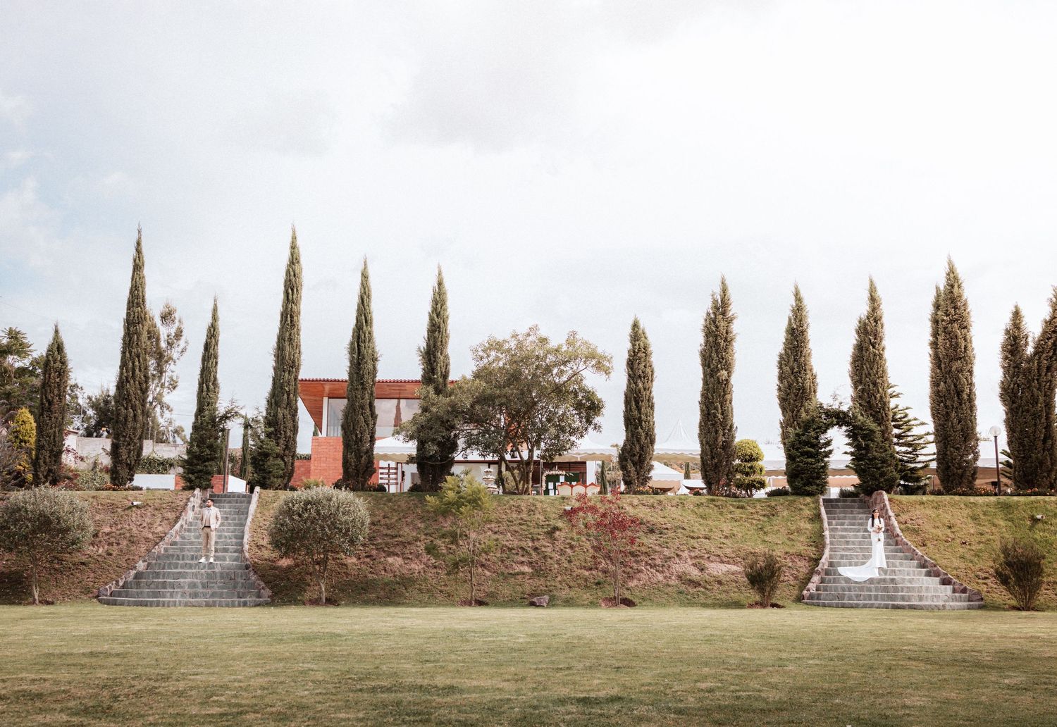 Fotógrafo de bodas en Quito y colaborador de wedding planners para crear eventos únicos.