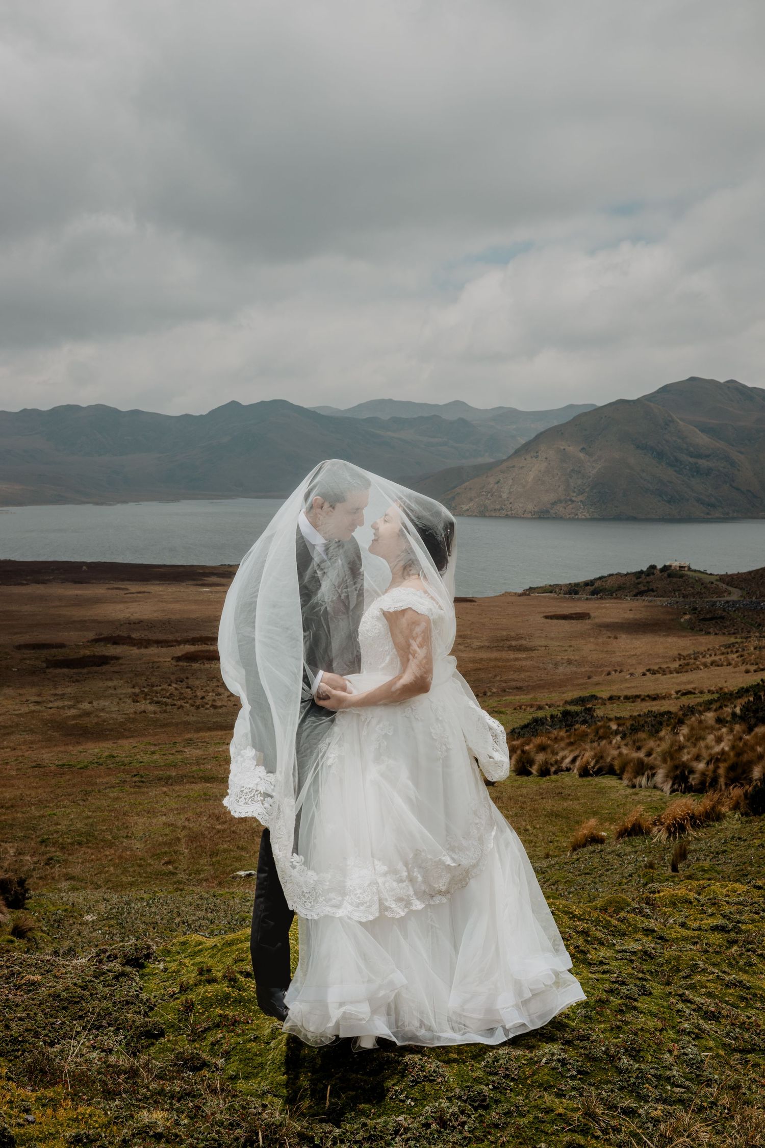 Bodas civiles, pre boda y eventos íntimos en Quito fotografiados con pasión y arte.