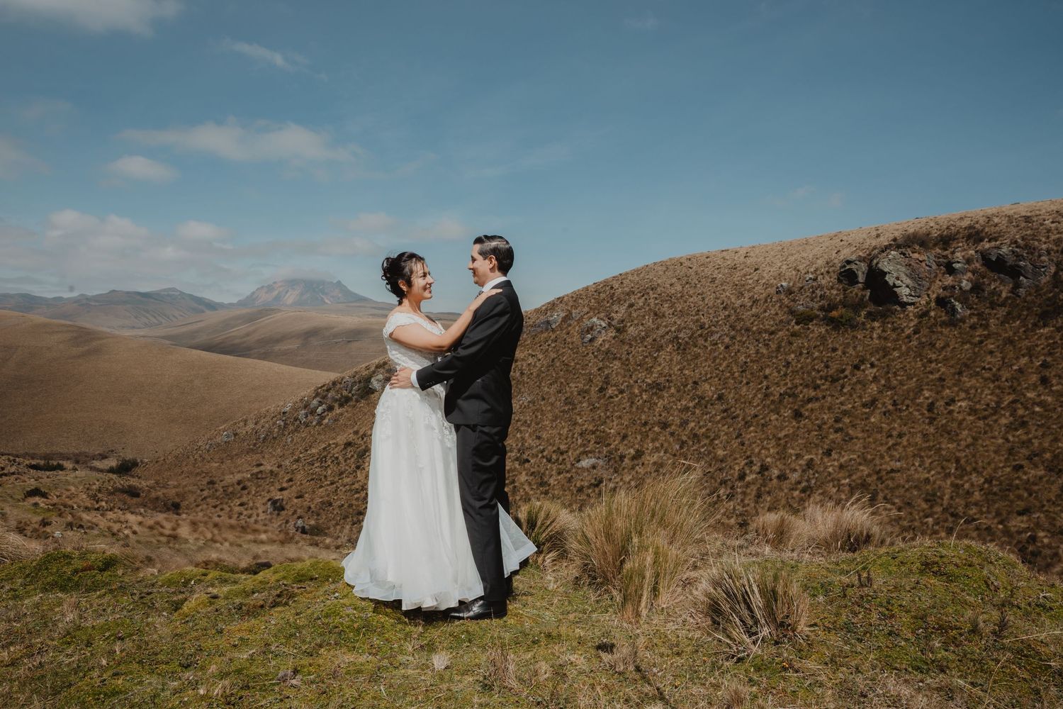 capturando bodas destino en Ecuador con estilo emocional, junto a organizadores de eventos.