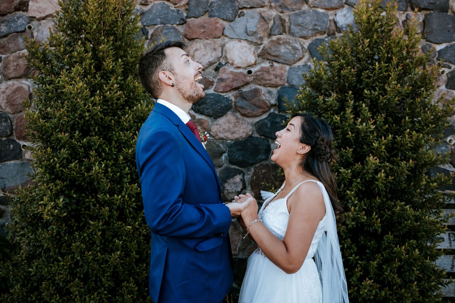 Novios en hacienda de Quito durante su boda organizada por wedding planner profesional