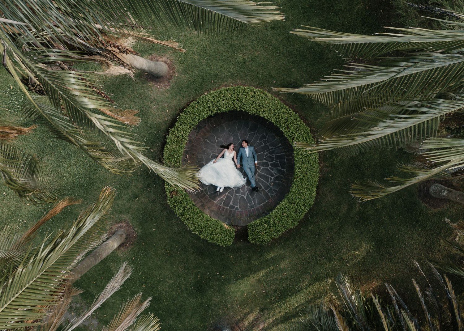 Emotivo retrato de novios durante su boda en Quito, Ecuador por fotógrafo profesional