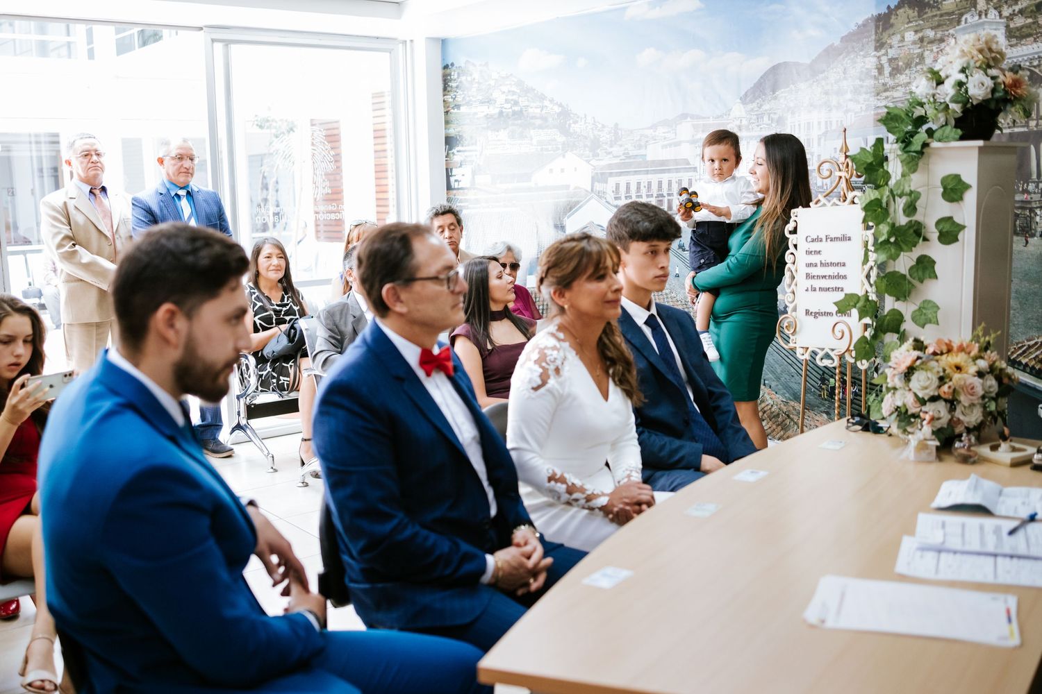 Pareja riendo durante su sesión post boda en los Andes ecuatorianos