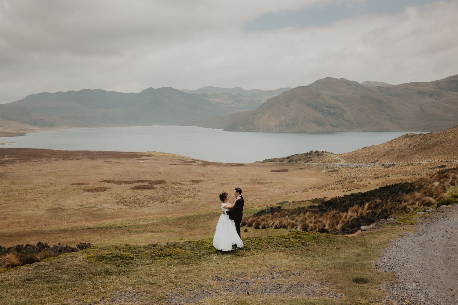 Bodas civiles, pre boda y eventos íntimos en Quito fotografiados con pasión y arte.