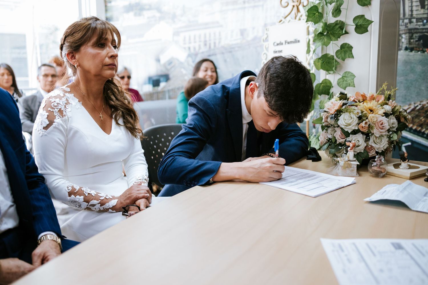 Emotivo beso de boda civil en Quito, fotografía profesional de bodas